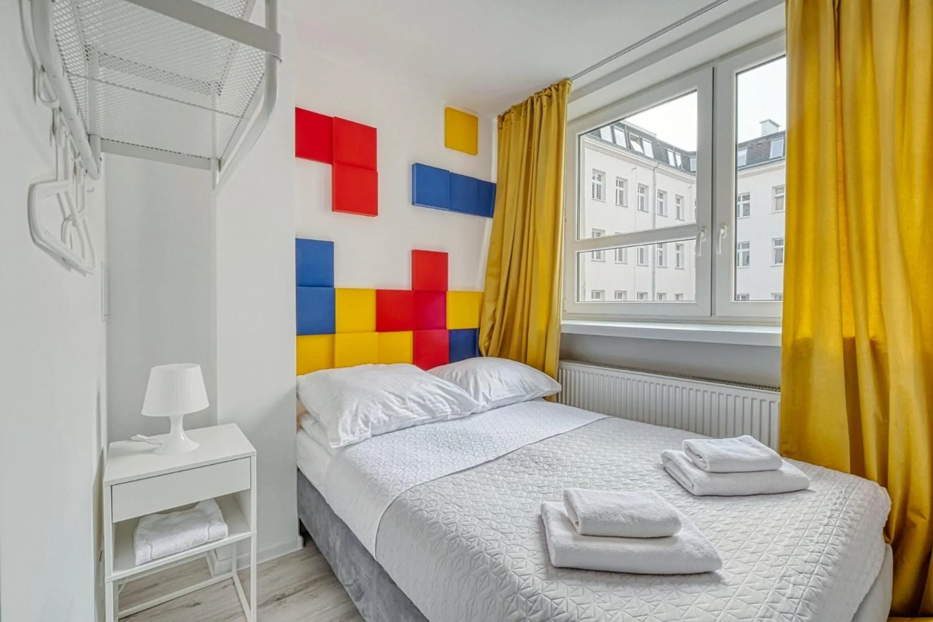 Photo of the whole room, Bed in Level Rooms