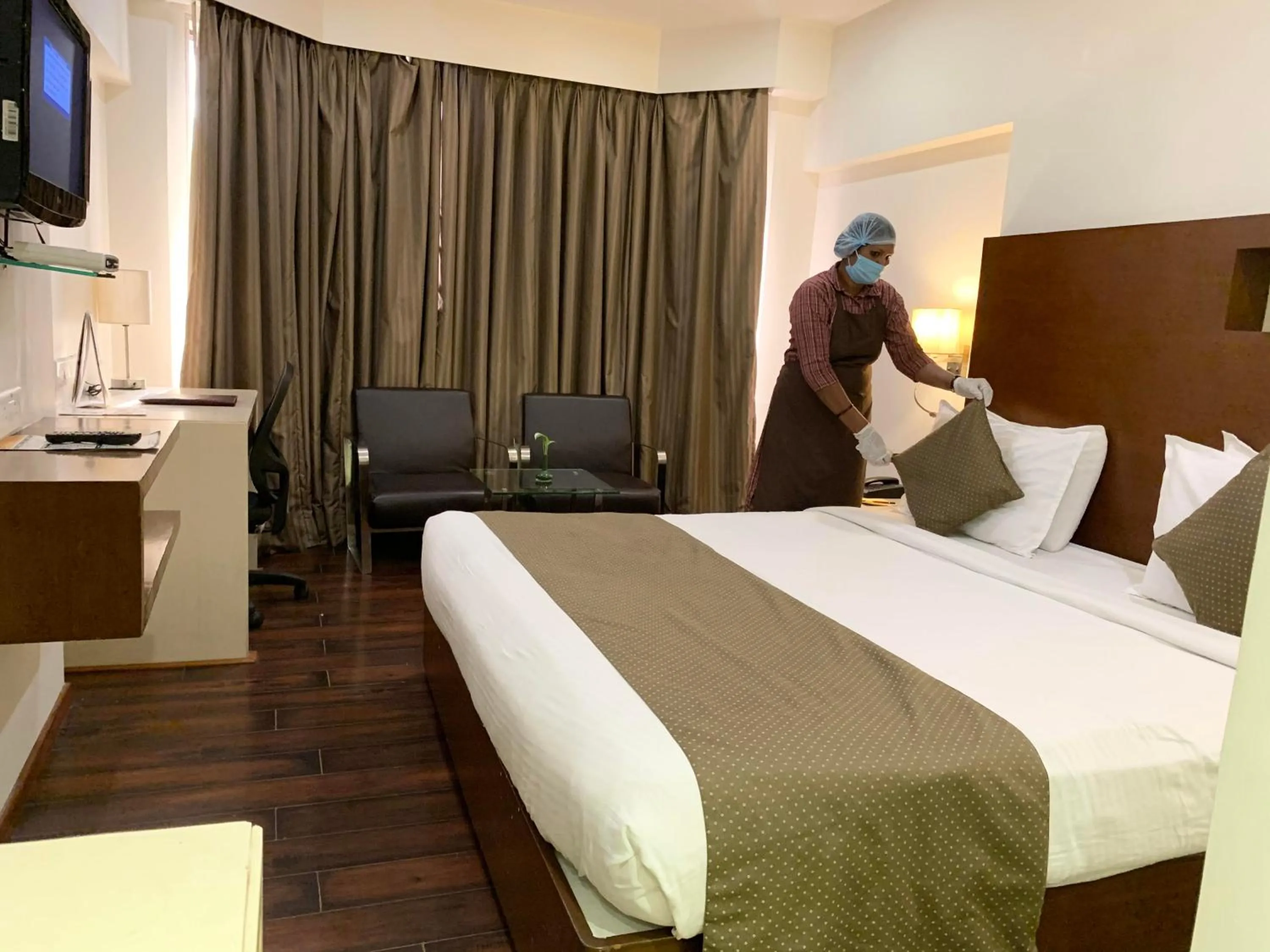 Bed in Quality Inn Residency