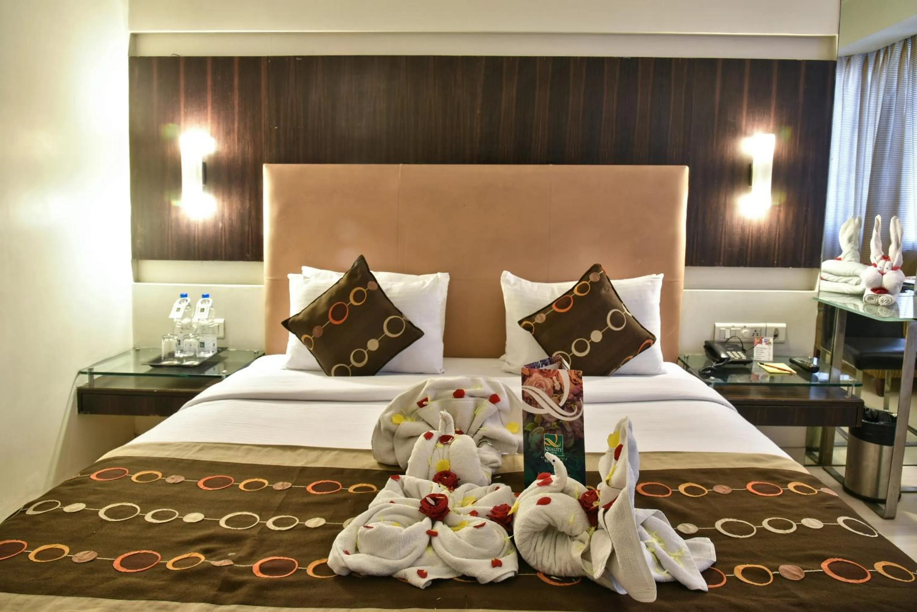 Bed in Quality Inn Residency