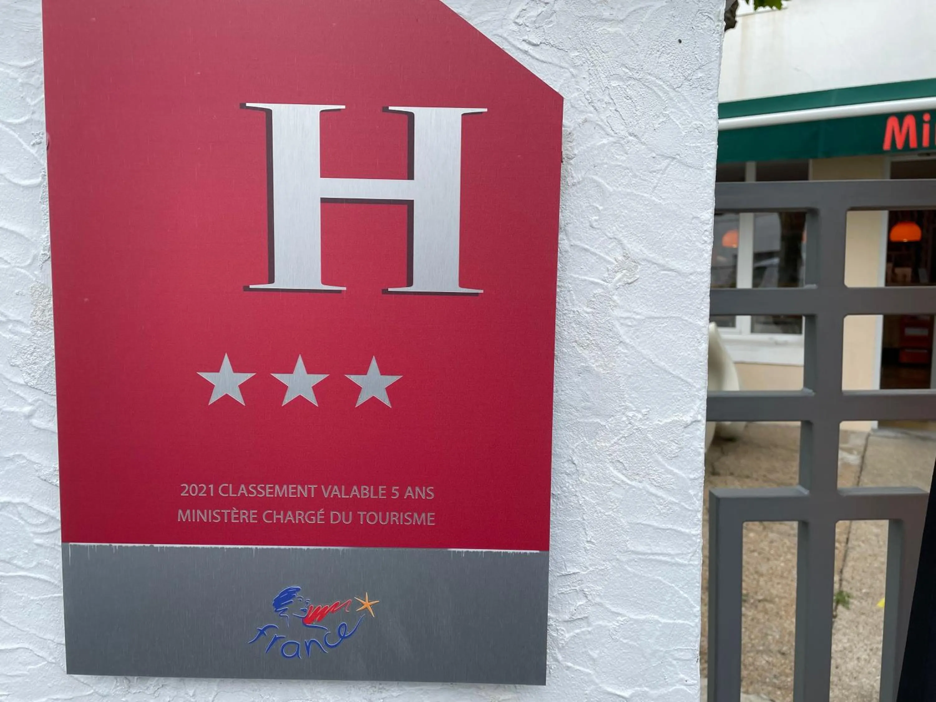 Facade/entrance in Hôtel Mirano