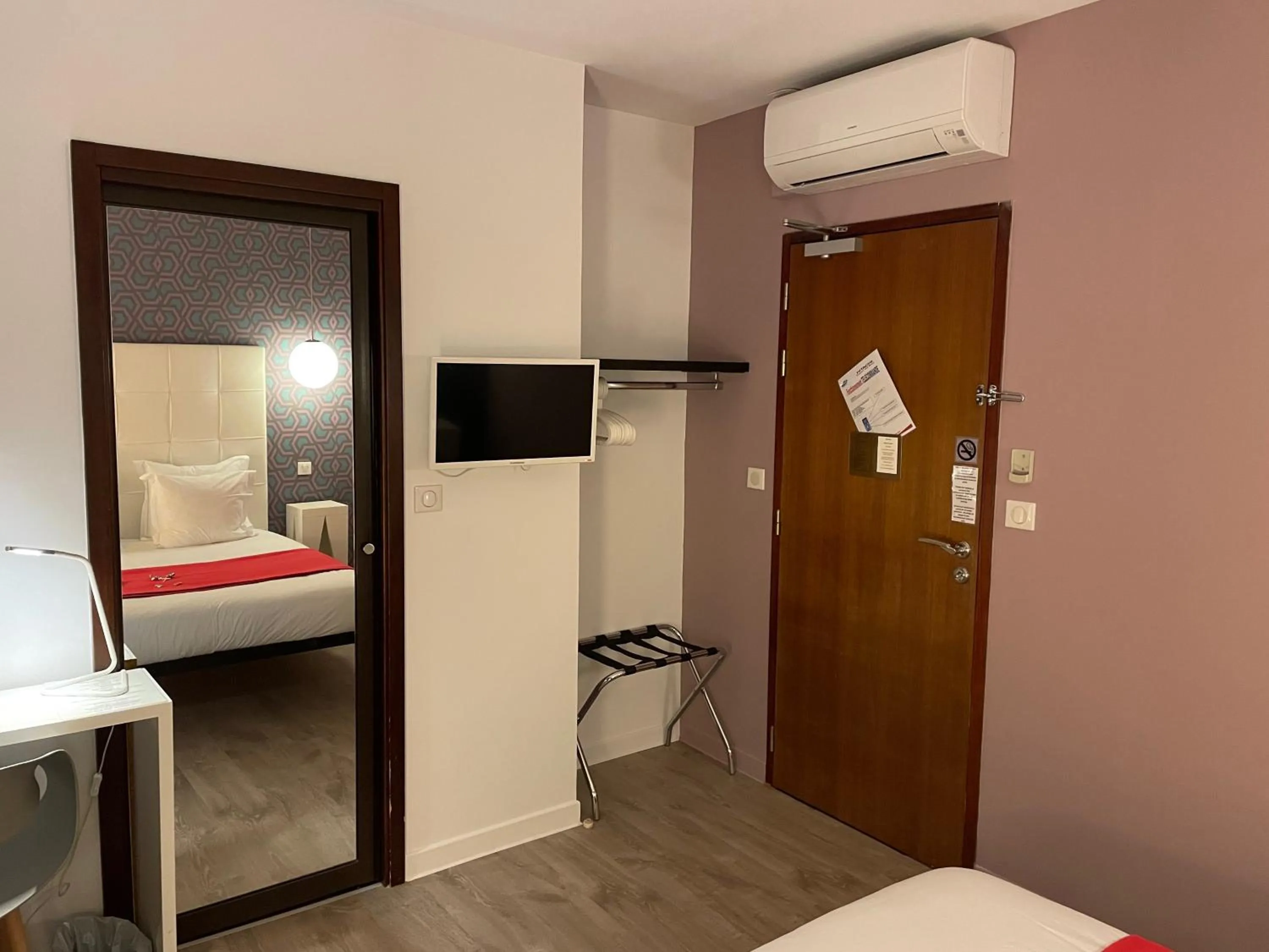 Photo of the whole room, Bed in Hôtel Mirano