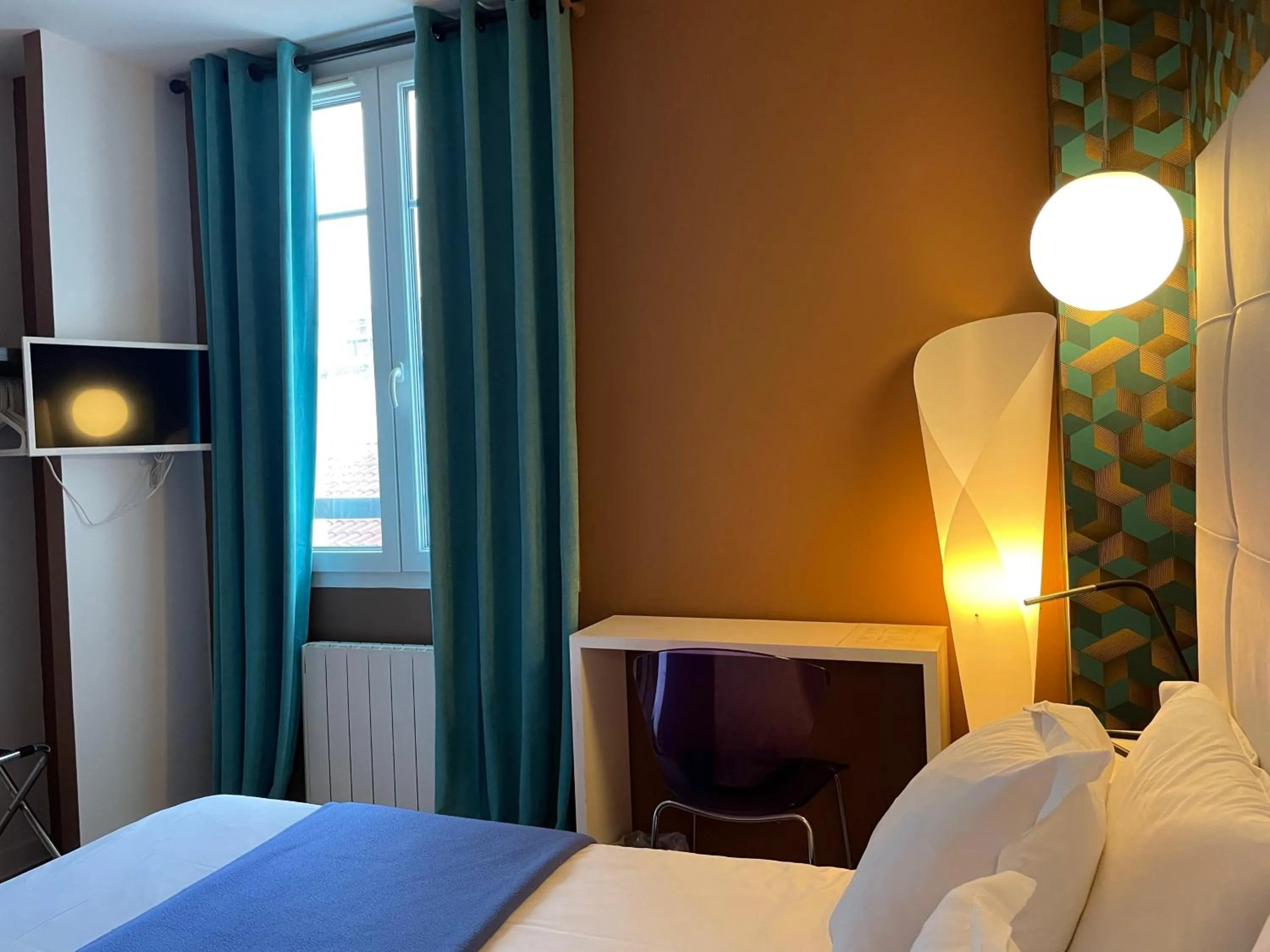 Photo of the whole room, Bed in Hôtel Mirano