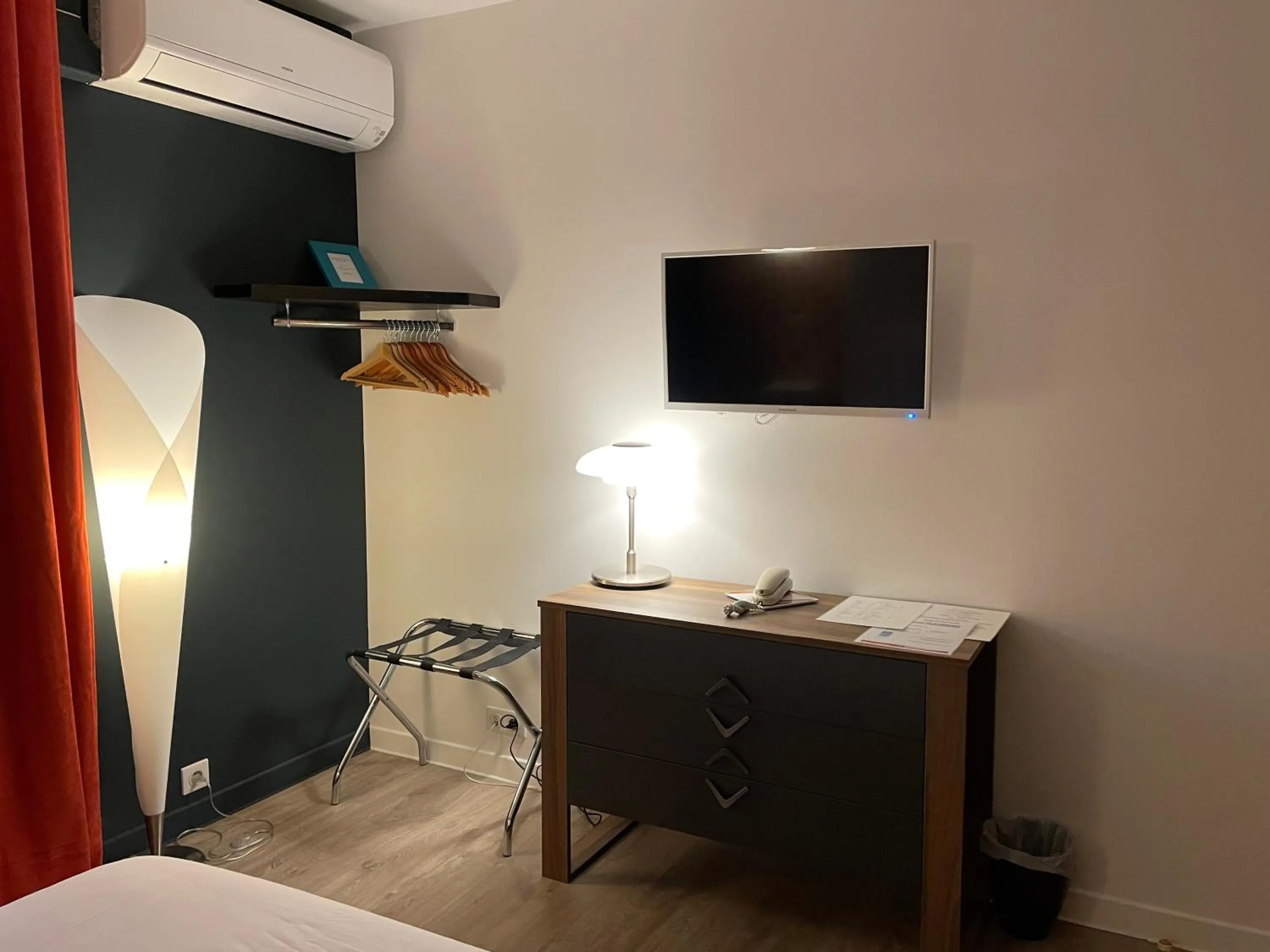 TV and multimedia, Bed in Hôtel Mirano