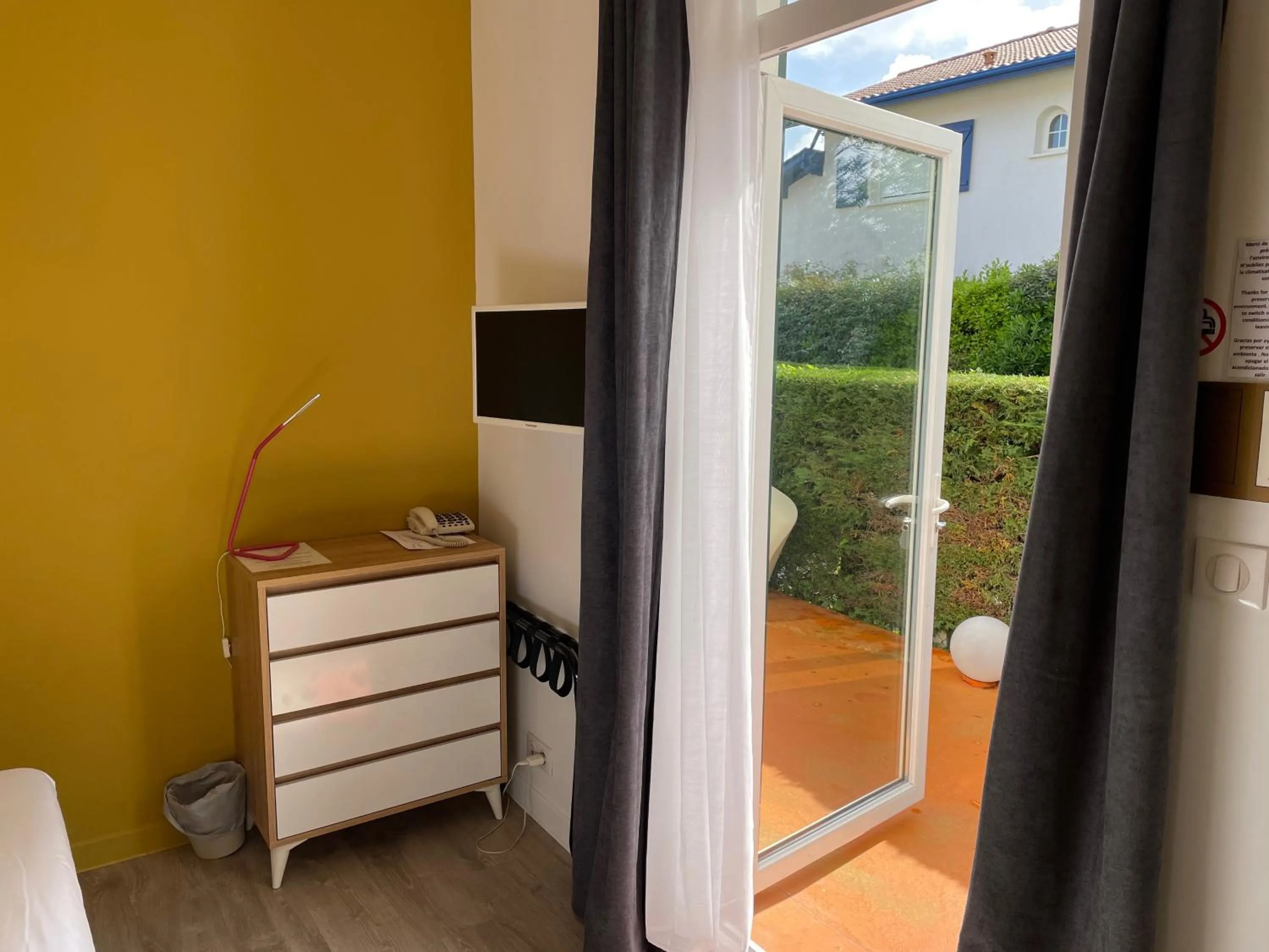 TV and multimedia in Hôtel Mirano