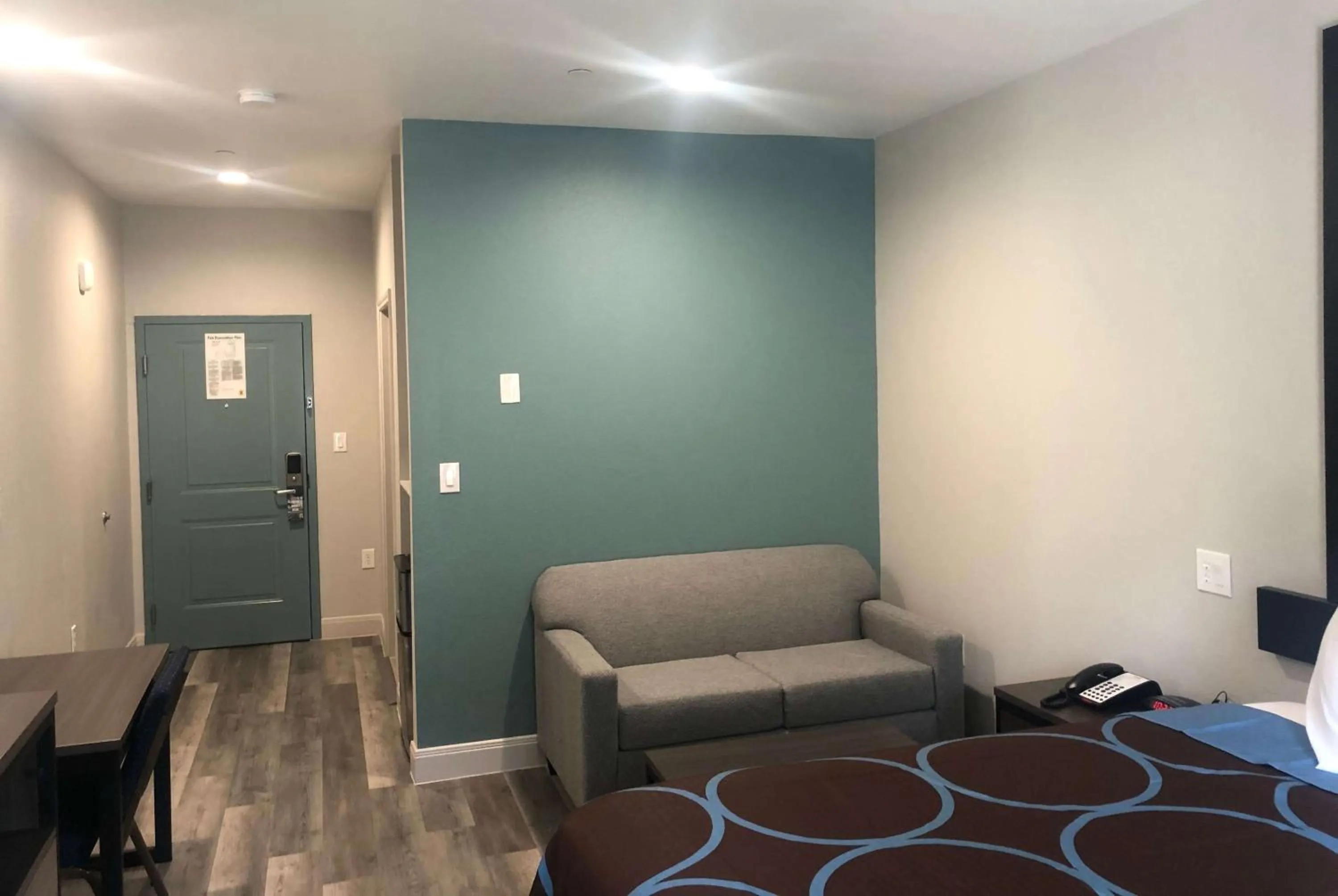 Seating area in Super 8 by Wyndham Spring/North Houston