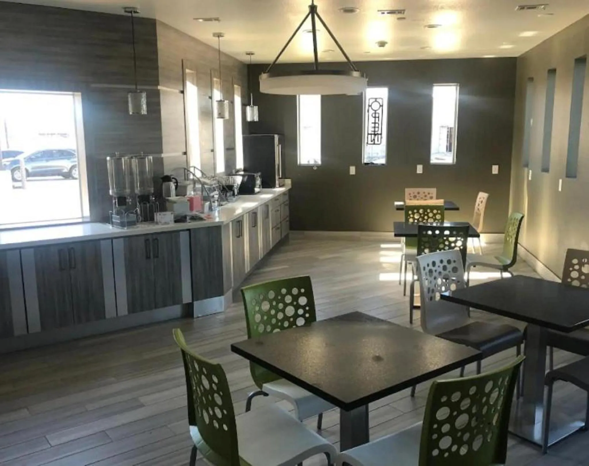 Dining area in Super 8 by Wyndham Spring/North Houston