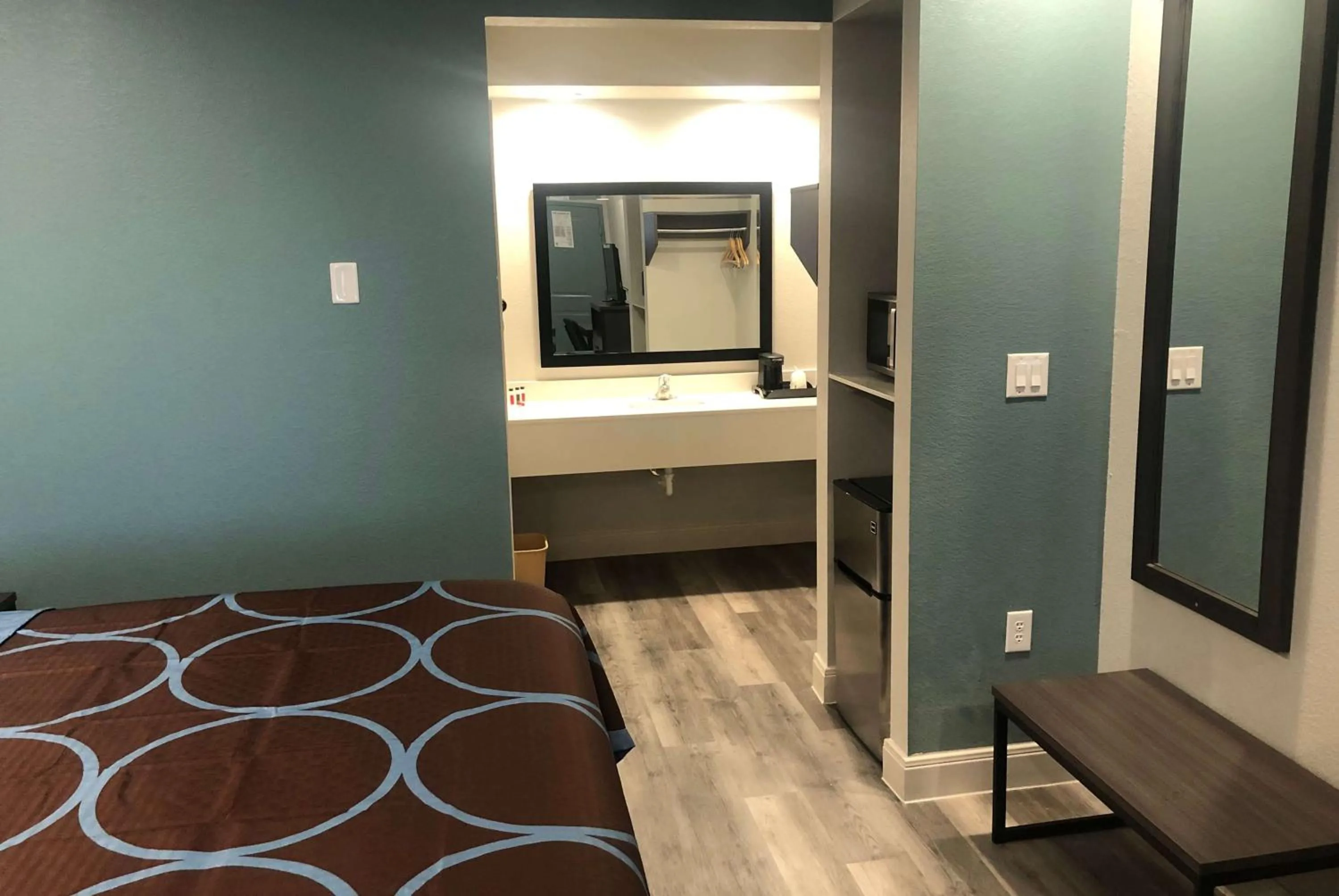 Bedroom, Bed in Super 8 by Wyndham Spring/North Houston