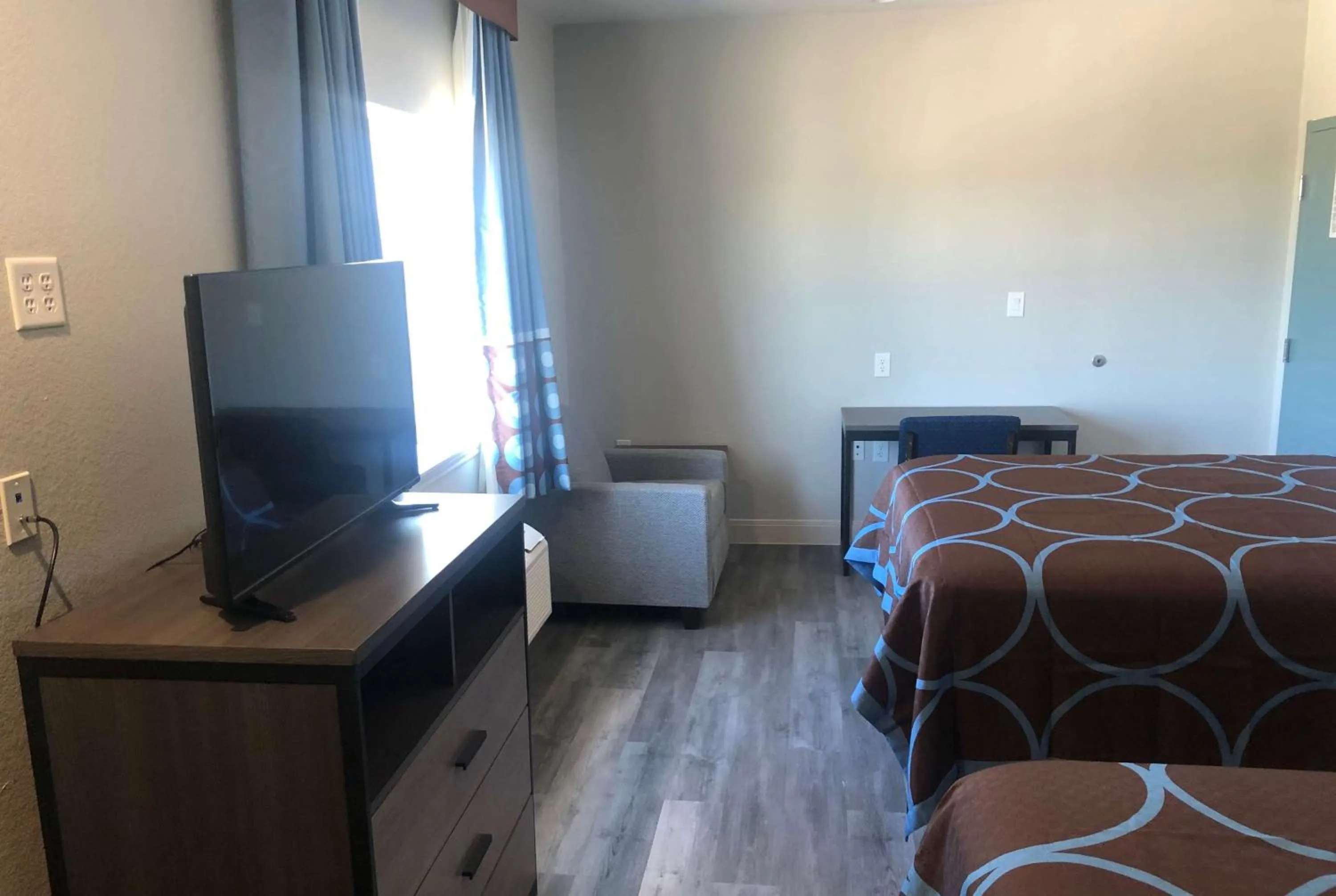 Photo of the whole room, Bed in Super 8 by Wyndham Spring/North Houston