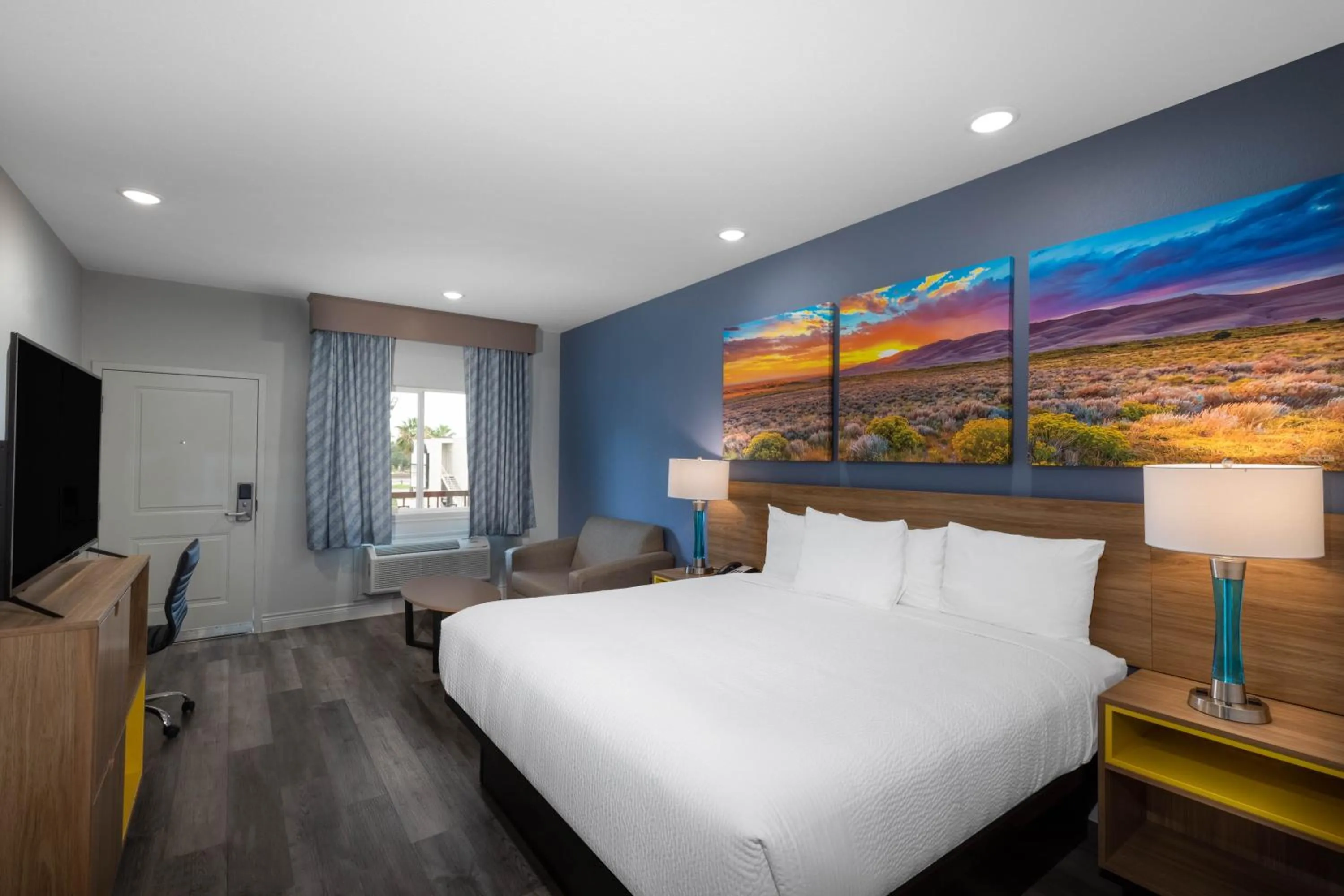 Photo of the whole room, Bed in Days Inn & Suites by Wyndham Downtown/University of Houston