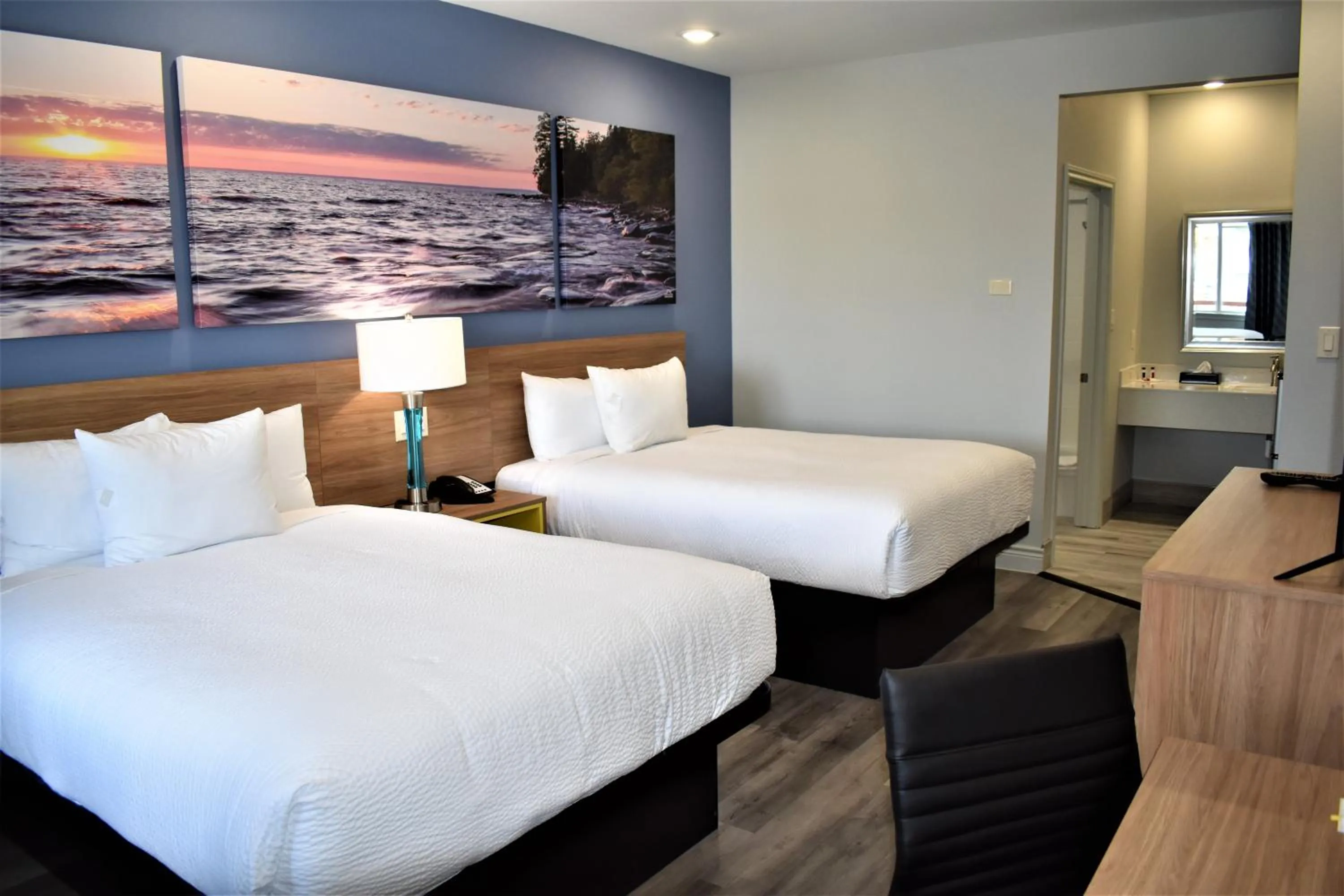 Photo of the whole room, Bed in Days Inn & Suites by Wyndham Downtown/University of Houston