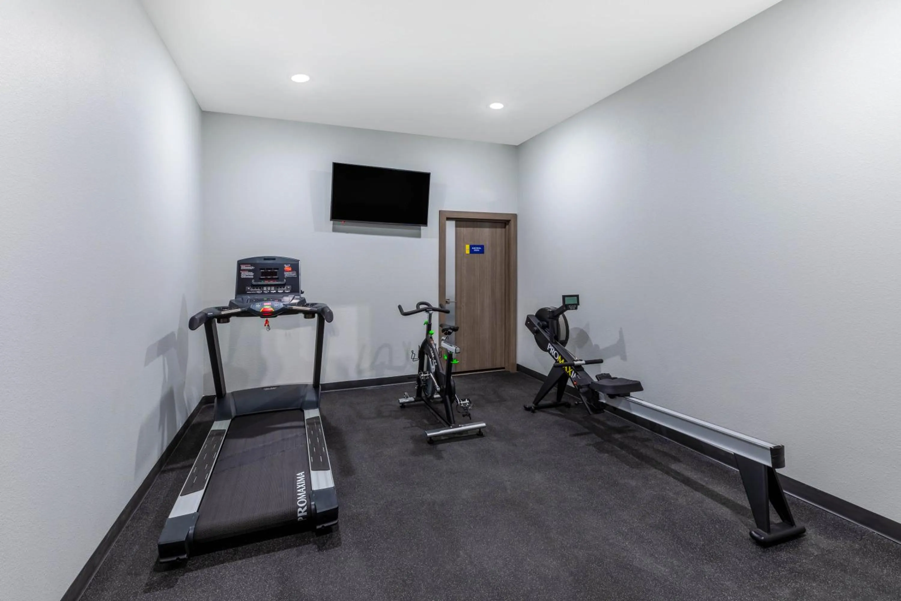 Fitness centre/facilities in Days Inn & Suites by Wyndham Downtown/University of Houston