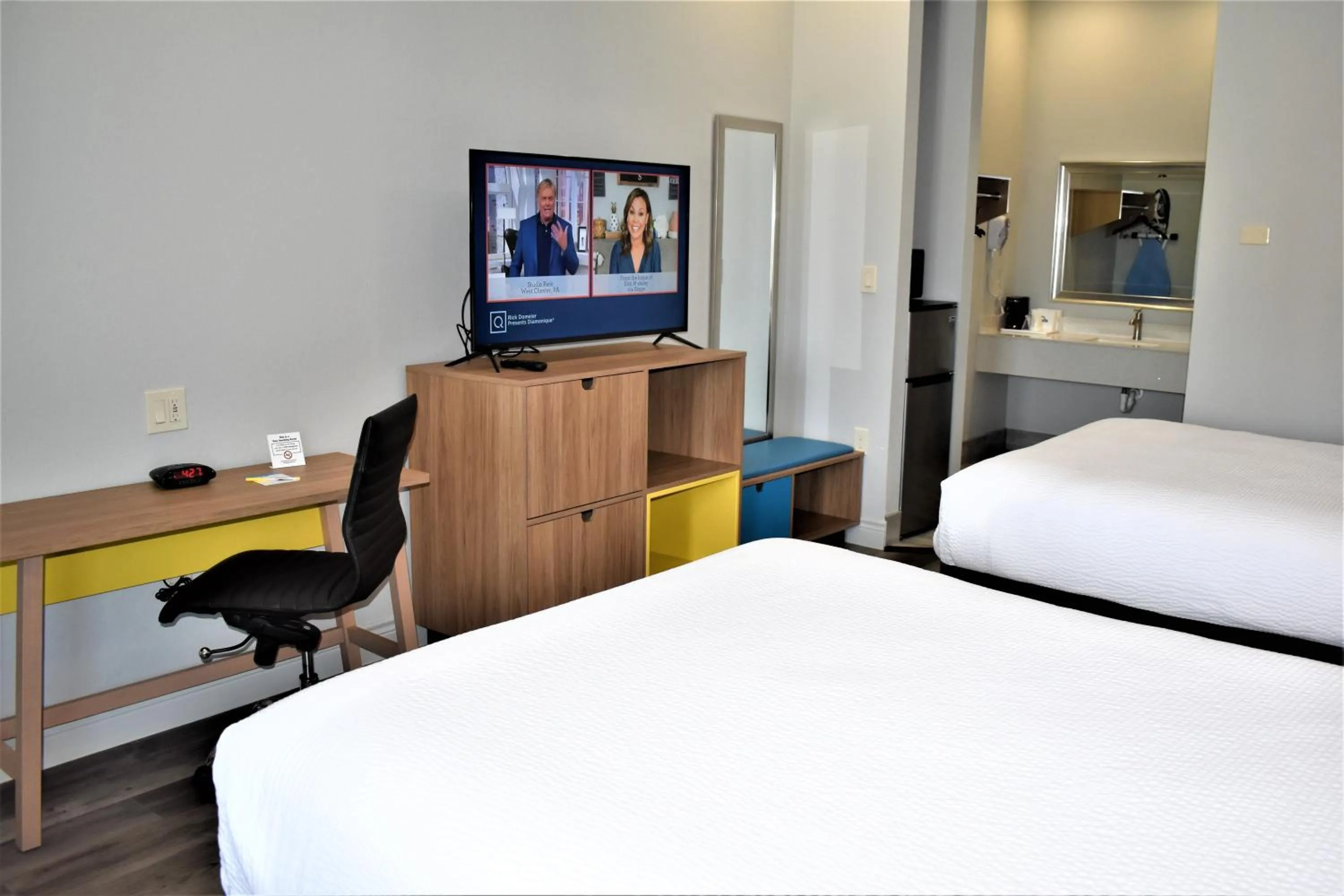 Photo of the whole room, Bed in Days Inn & Suites by Wyndham Downtown/University of Houston