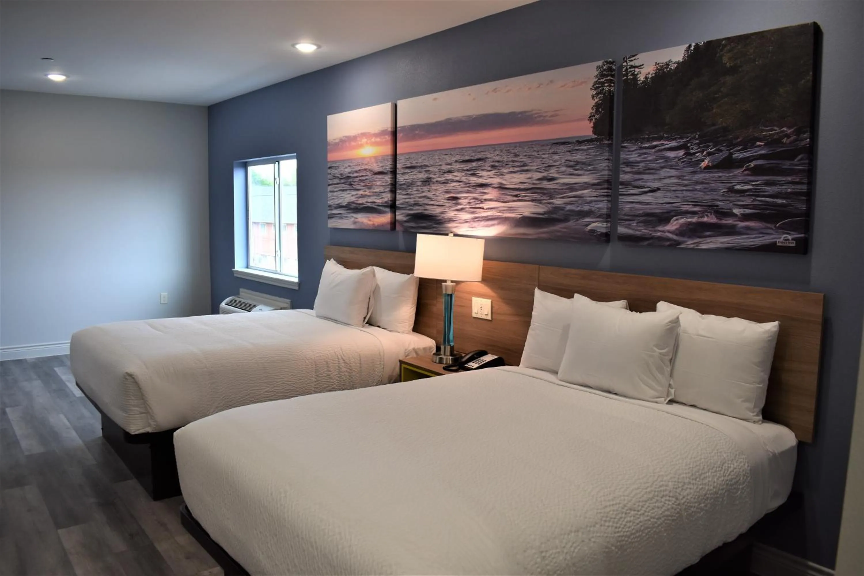 Bed in Days Inn & Suites by Wyndham Downtown/University of Houston