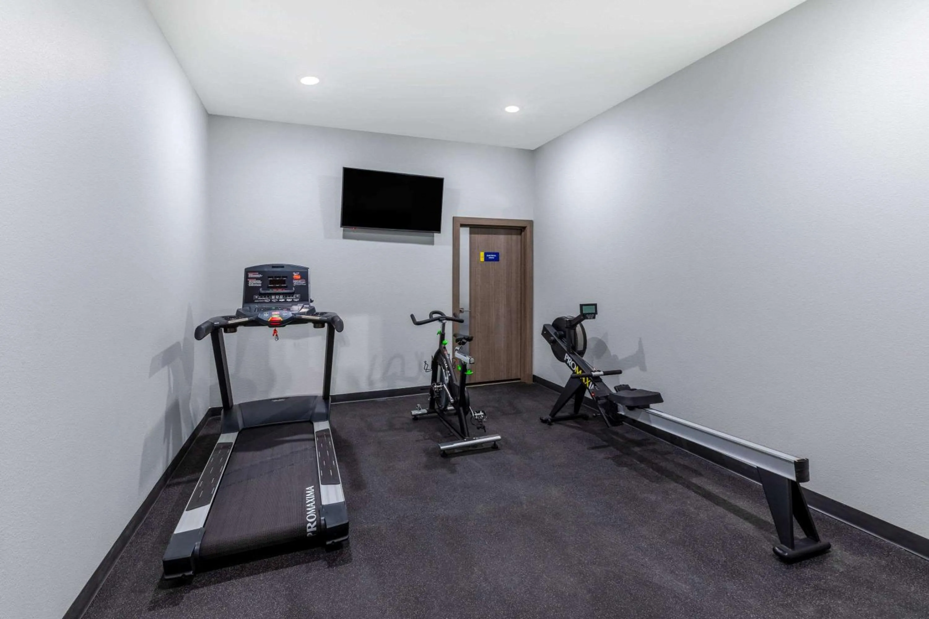 Fitness centre/facilities in Days Inn & Suites by Wyndham Downtown/University of Houston