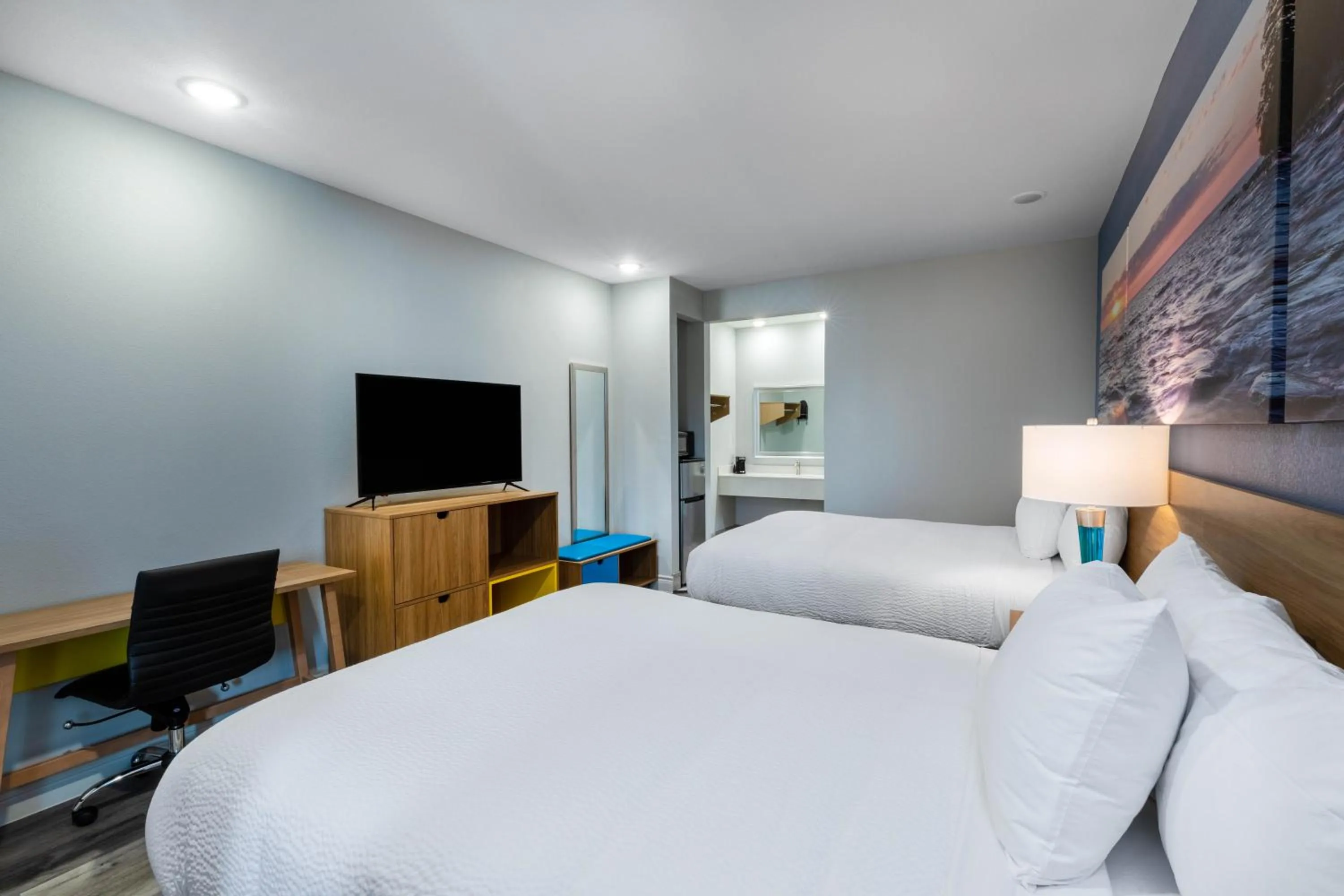 Bed in Days Inn & Suites by Wyndham Downtown/University of Houston