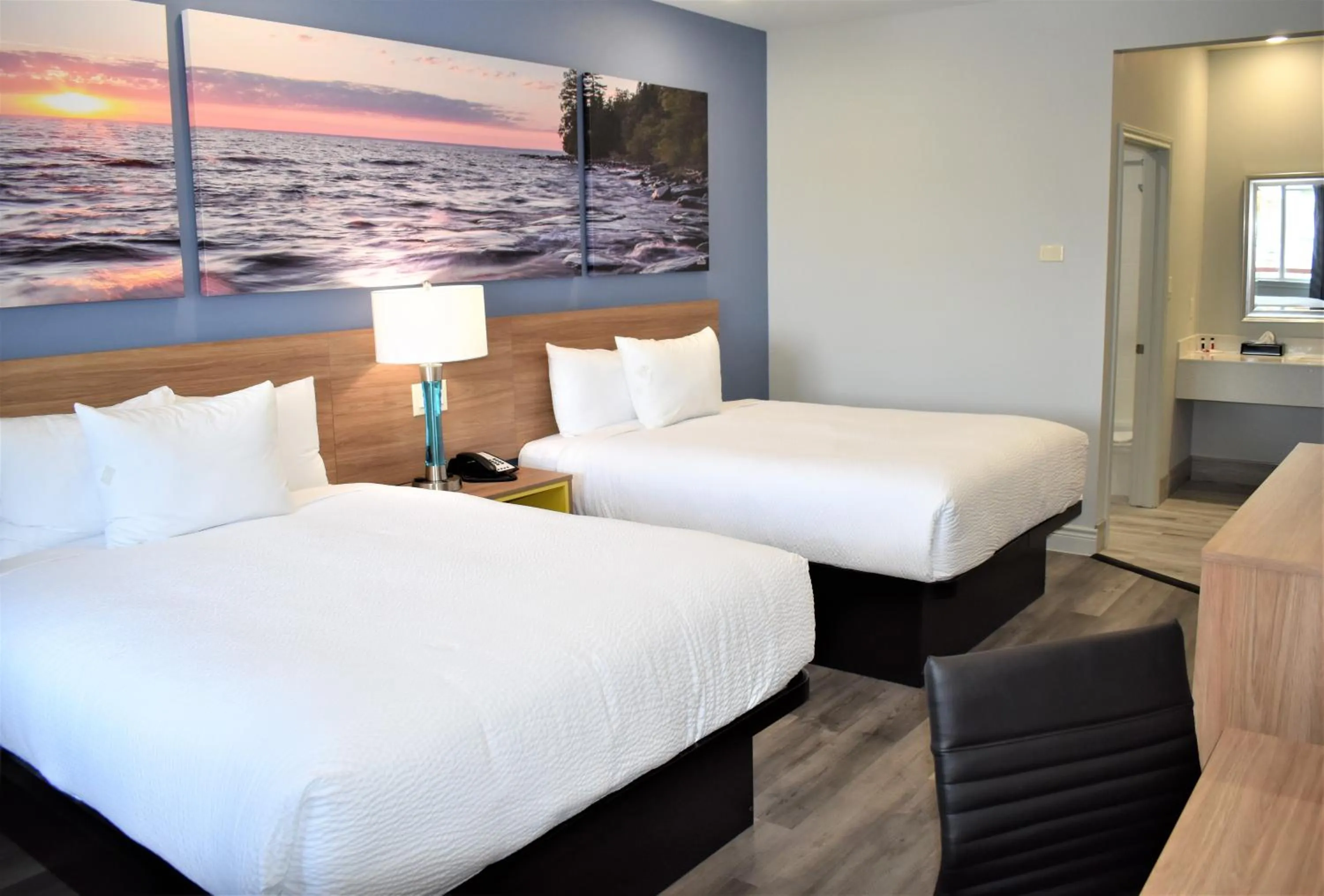 Bedroom, Bed in Days Inn & Suites by Wyndham Downtown/University of Houston