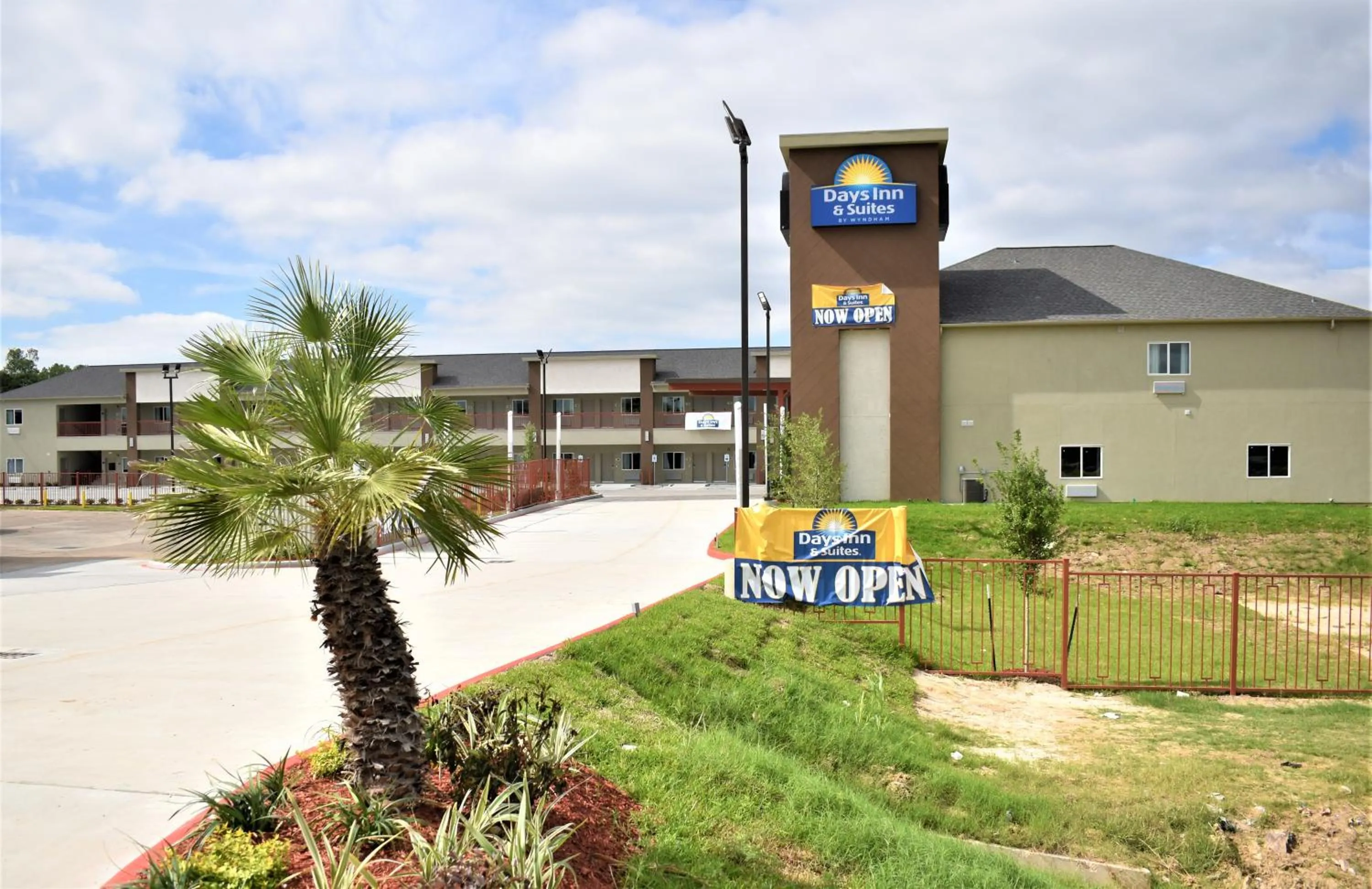 Property building in Days Inn & Suites by Wyndham Downtown/University of Houston