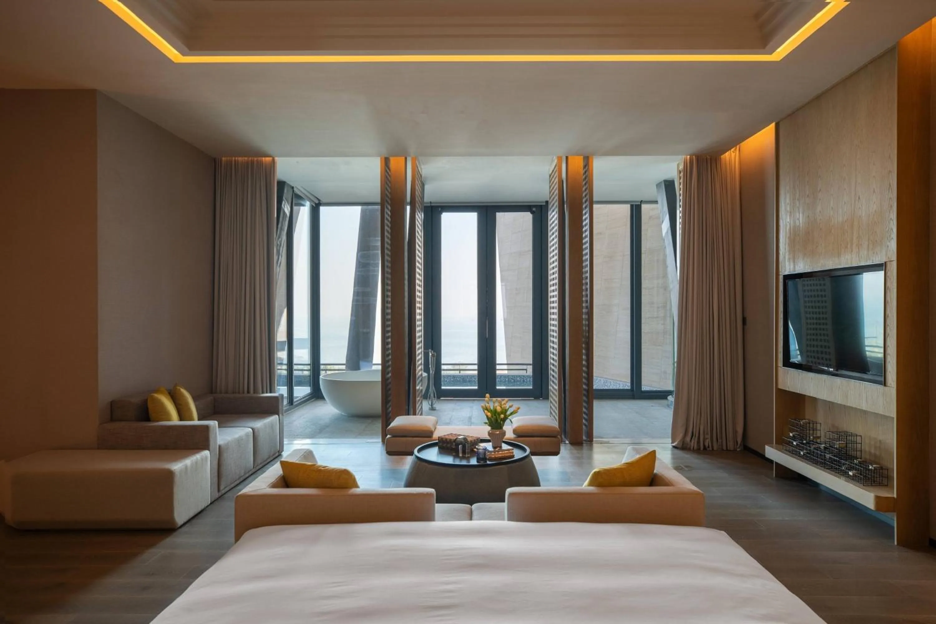Photo of the whole room, Bed in Renaissance Xiamen Hotel