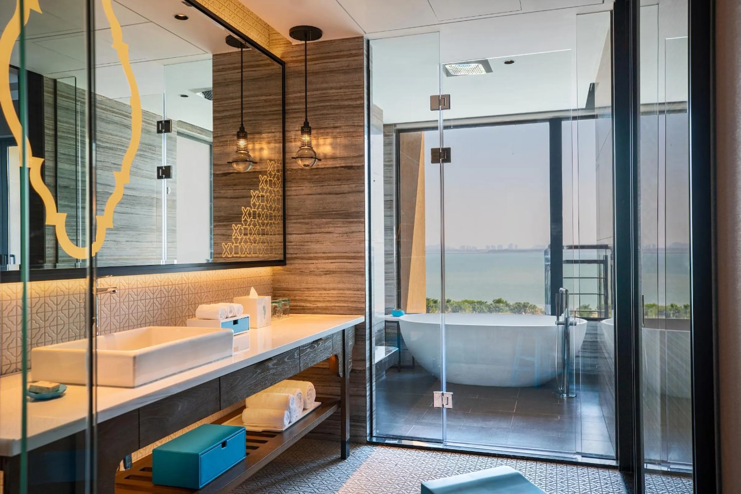 Bathroom, Bed in Renaissance Xiamen Hotel