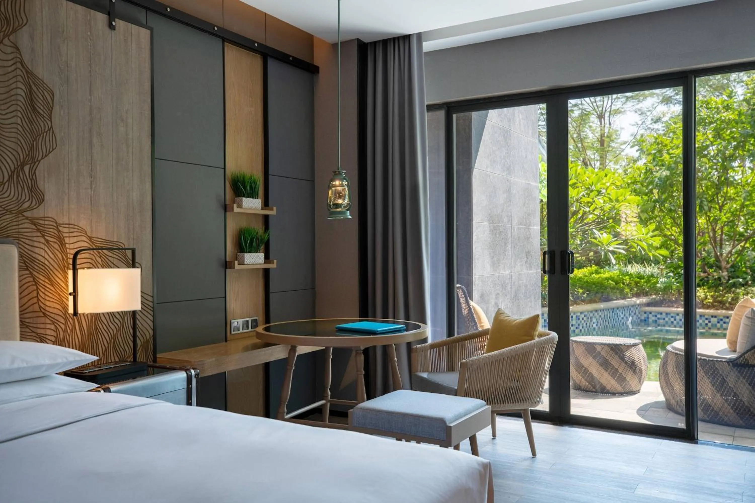 Swimming pool, Bed in Renaissance Xiamen Hotel