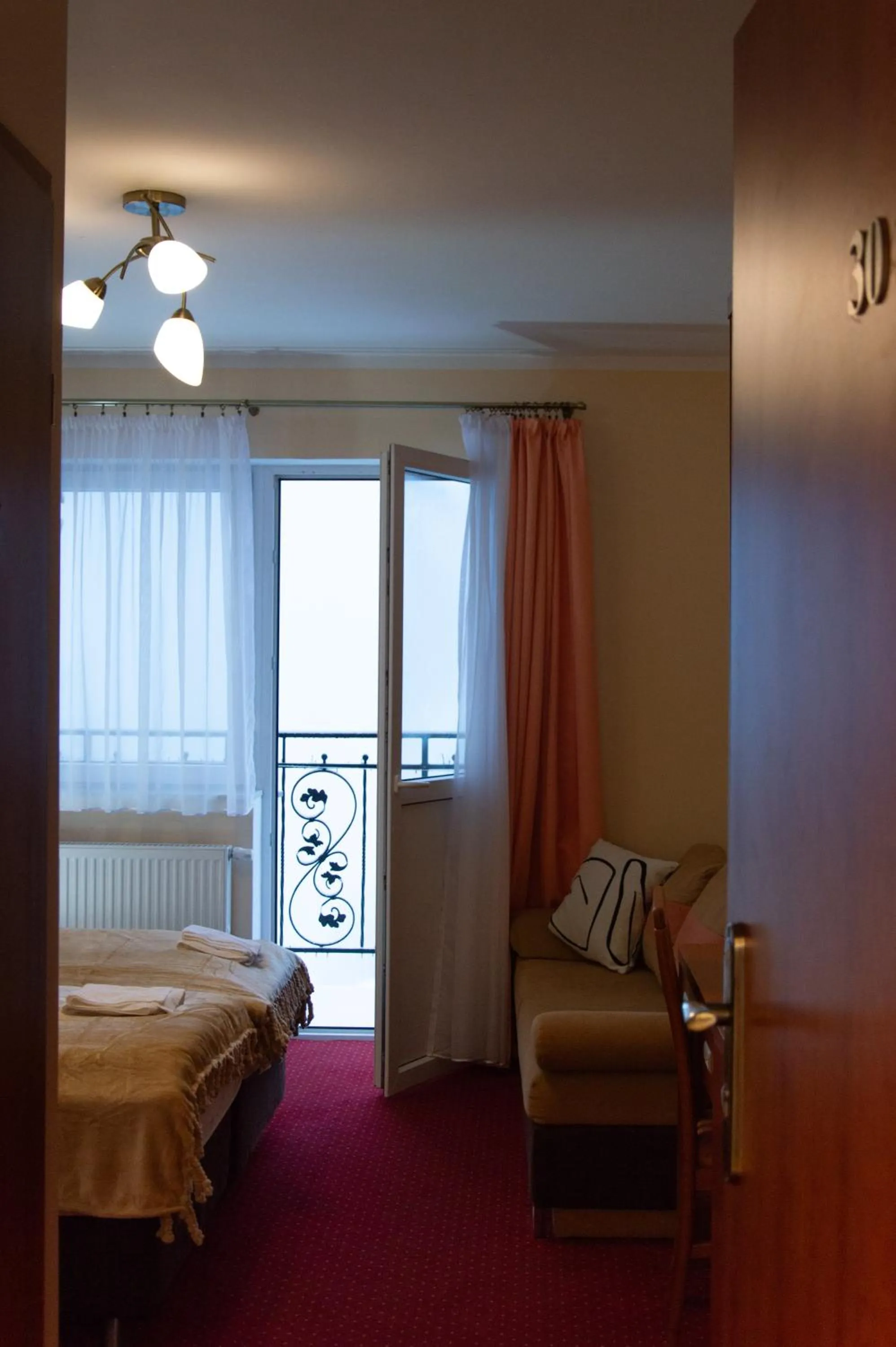 Photo of the whole room, Bed in OW Patryn