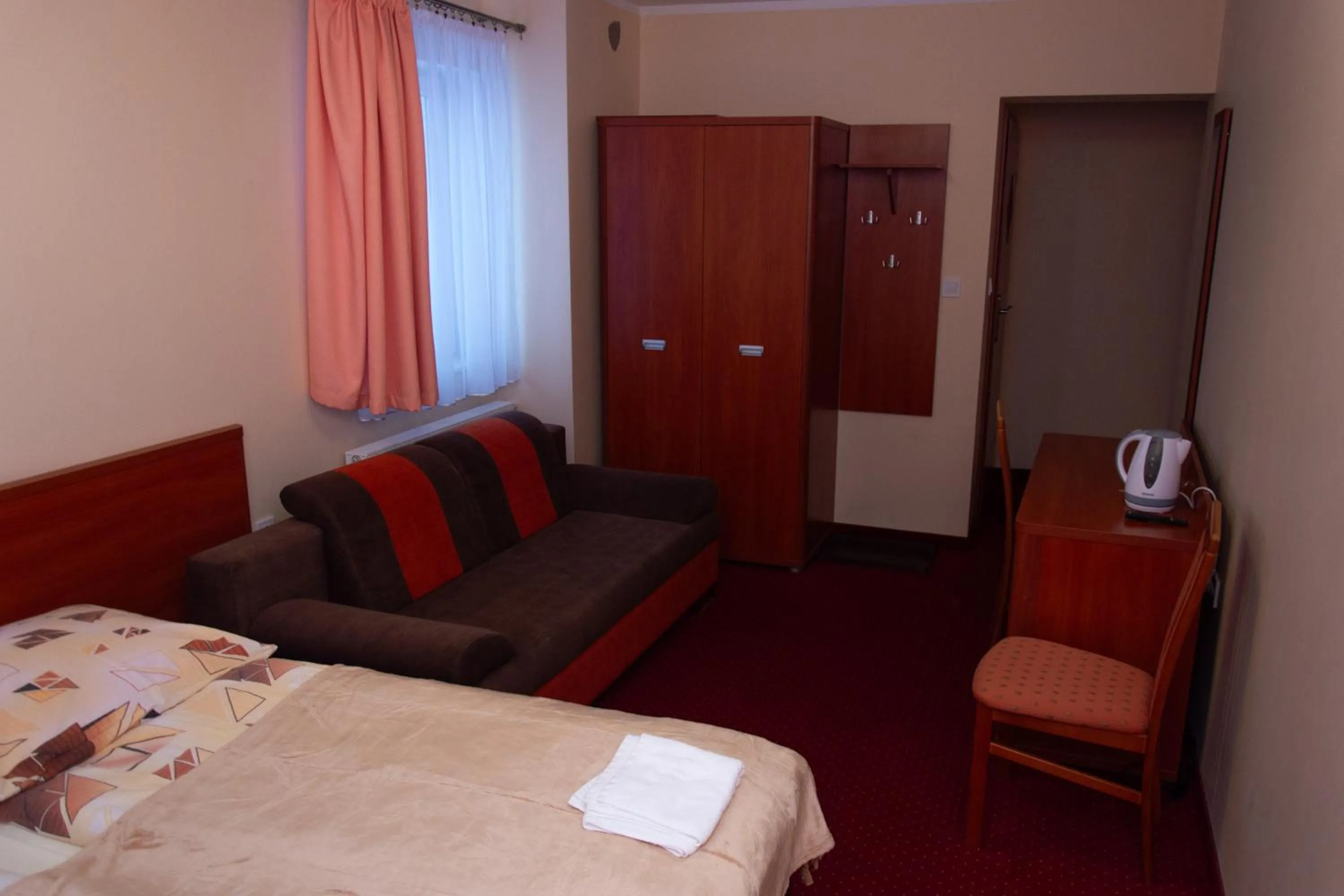 Photo of the whole room, Bed in OW Patryn