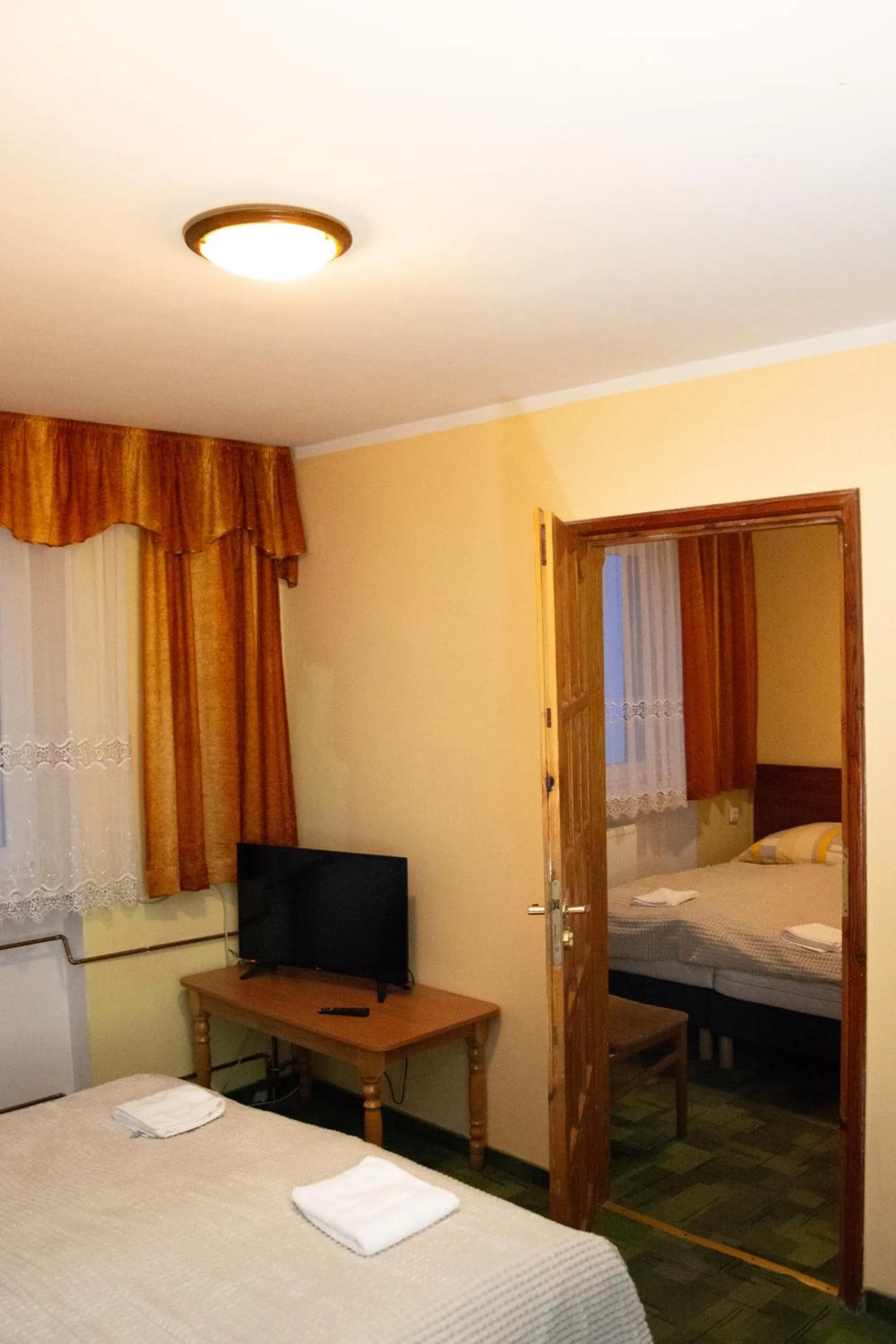 Photo of the whole room, Bed in OW Patryn