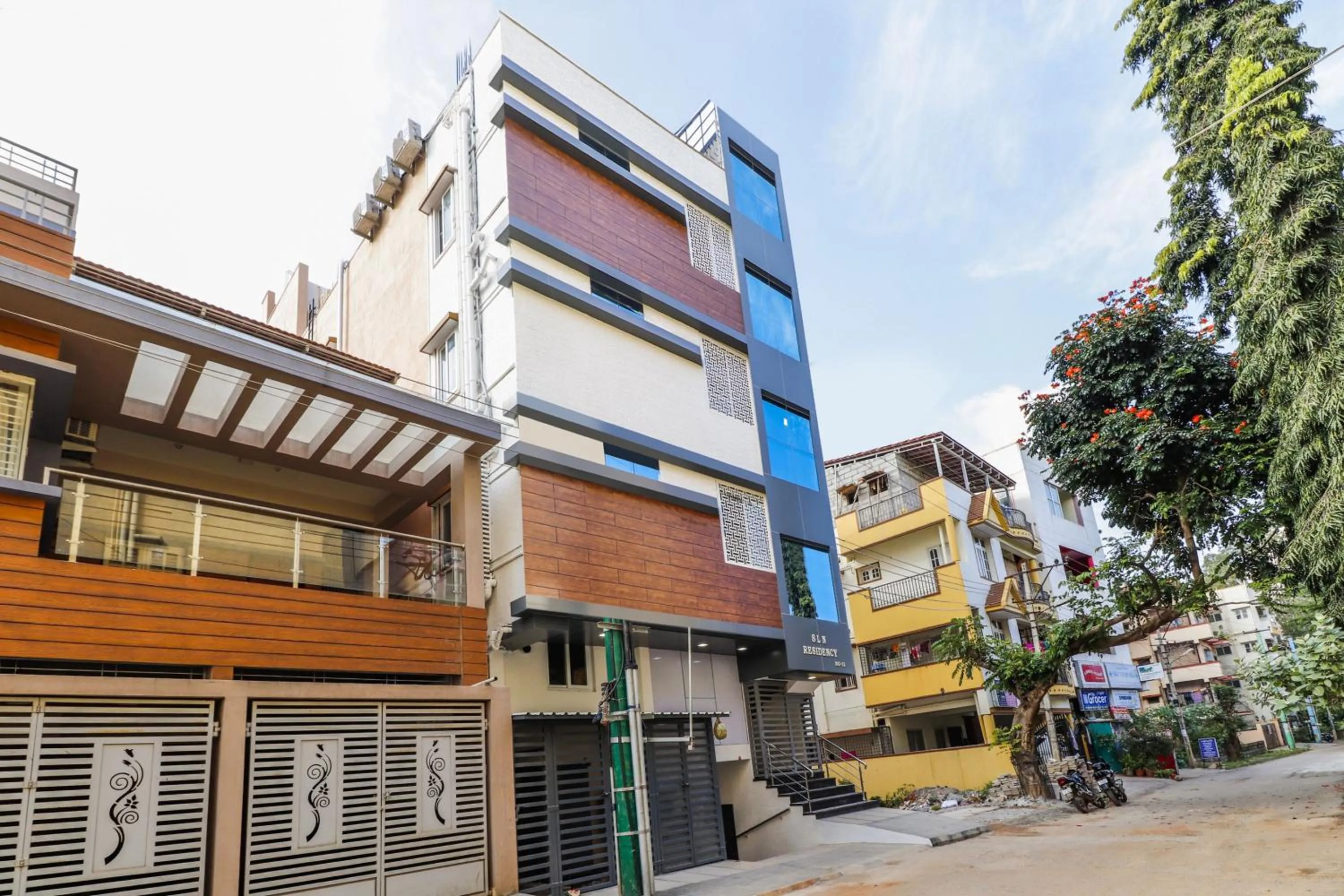 Facade/entrance in Capital O SLN Residency