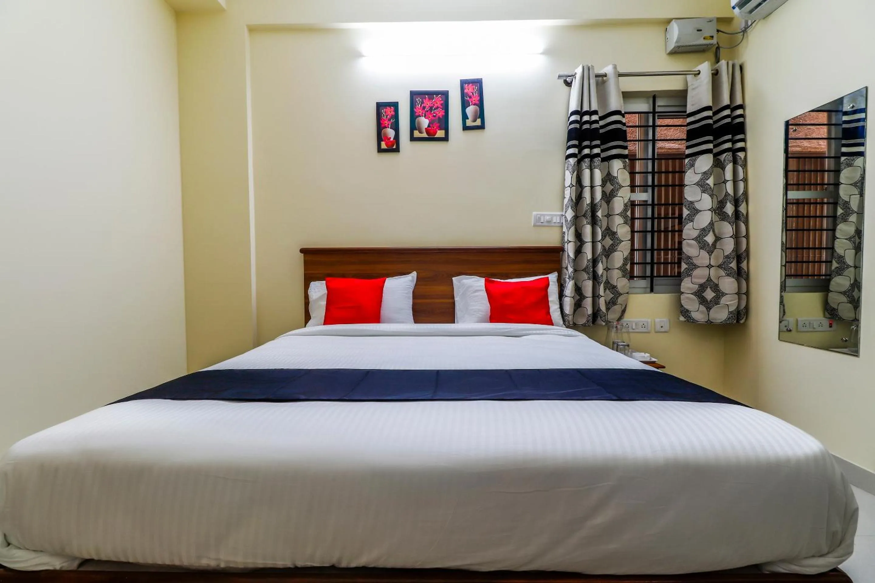 Bedroom, Bed in Capital O SLN Residency