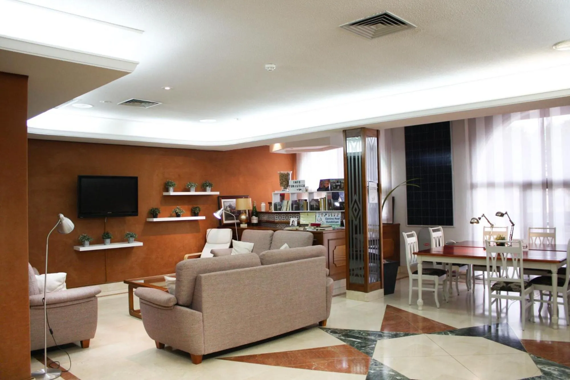 Communal lounge/ TV room in Hotel Castilla Torrijos