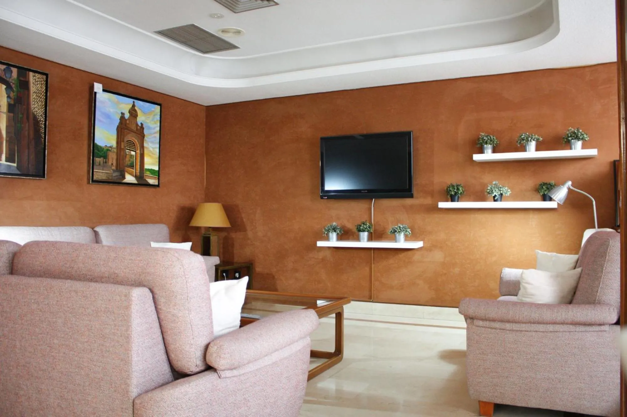 Communal lounge/ TV room in Hotel Castilla Torrijos