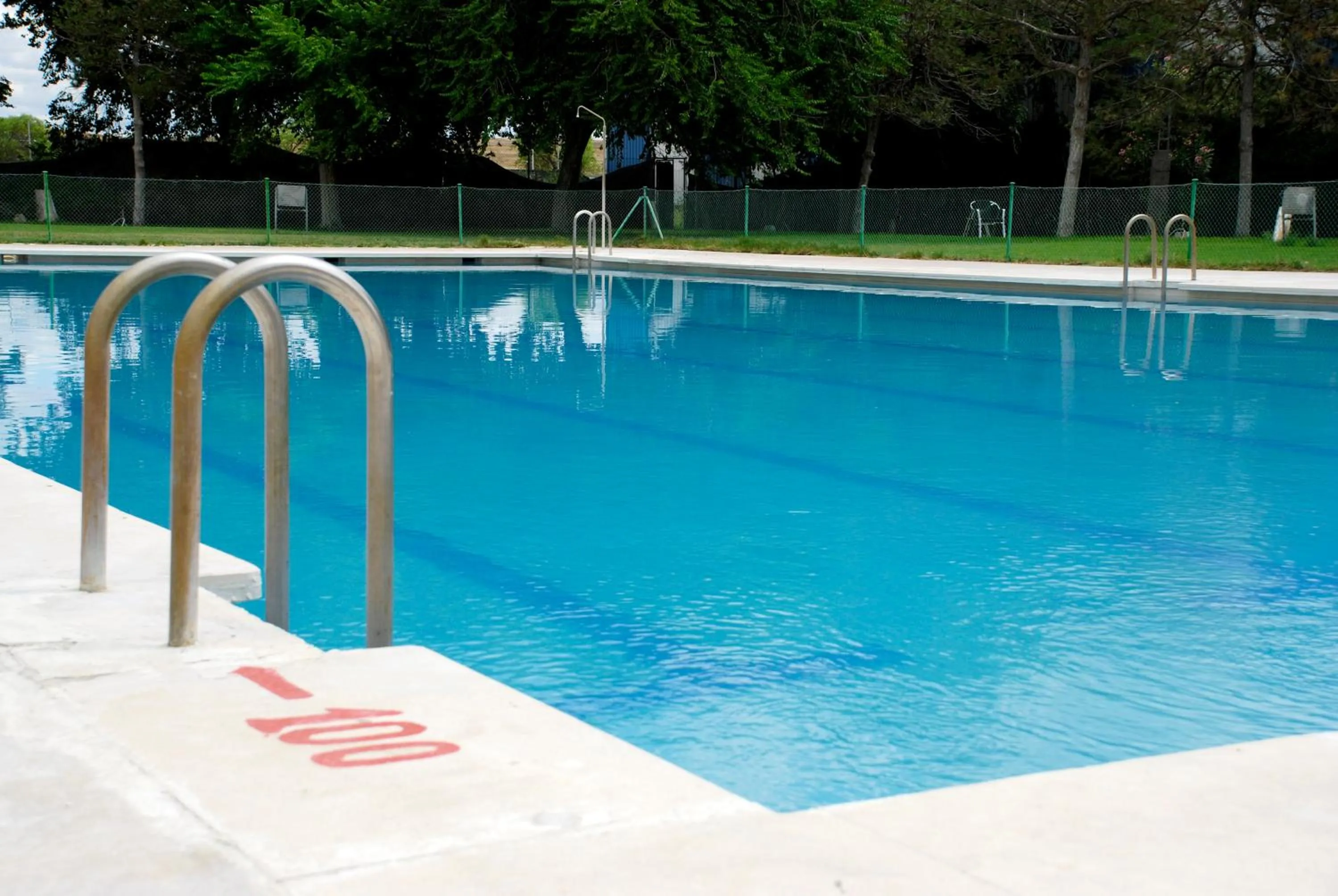 Swimming pool in Hotel Castilla Torrijos