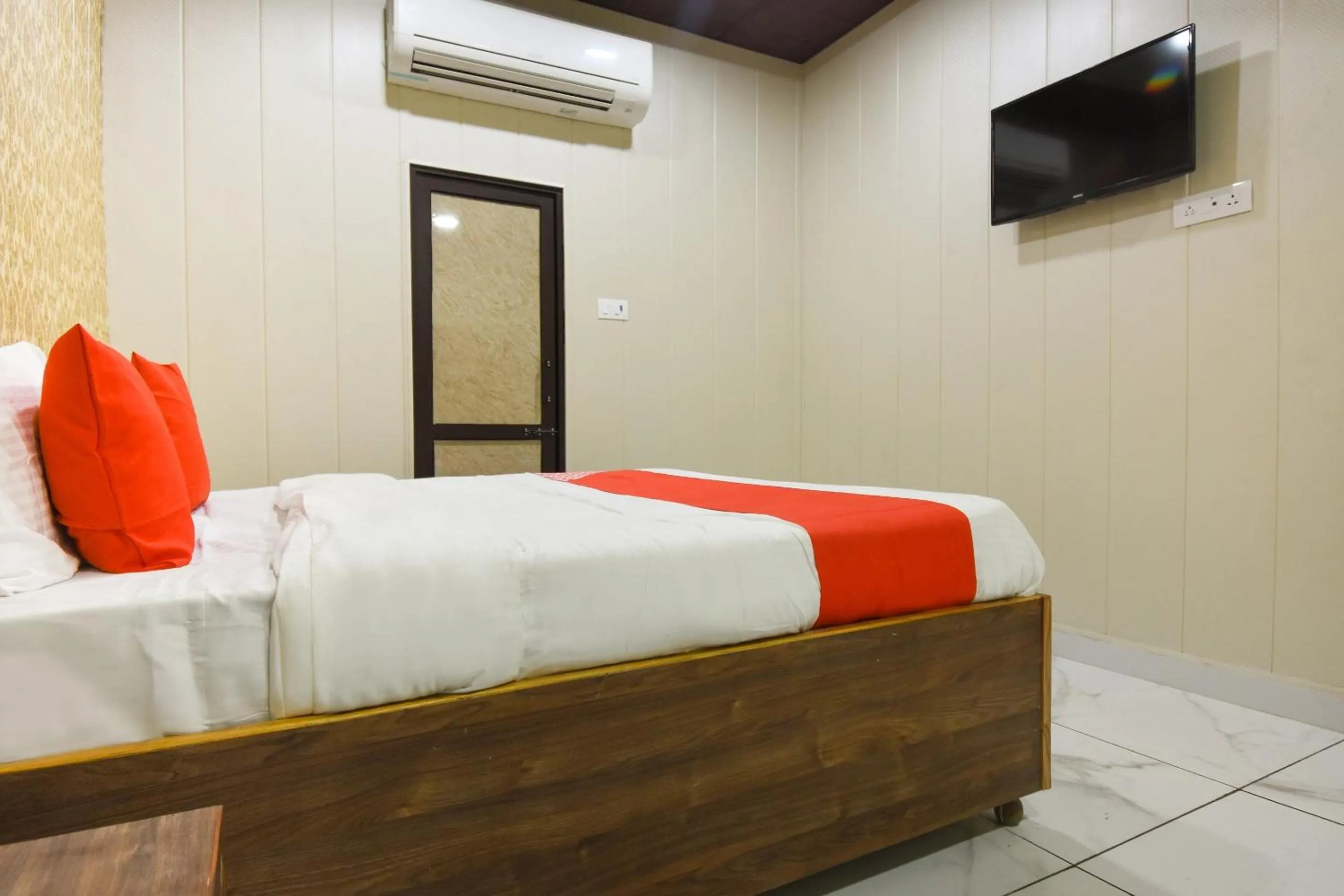 Bedroom, Bed in Hotel O New Delhi