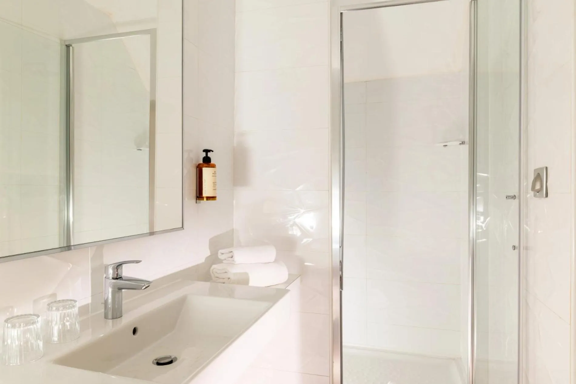 Shower in Midnight Hôtel Paris