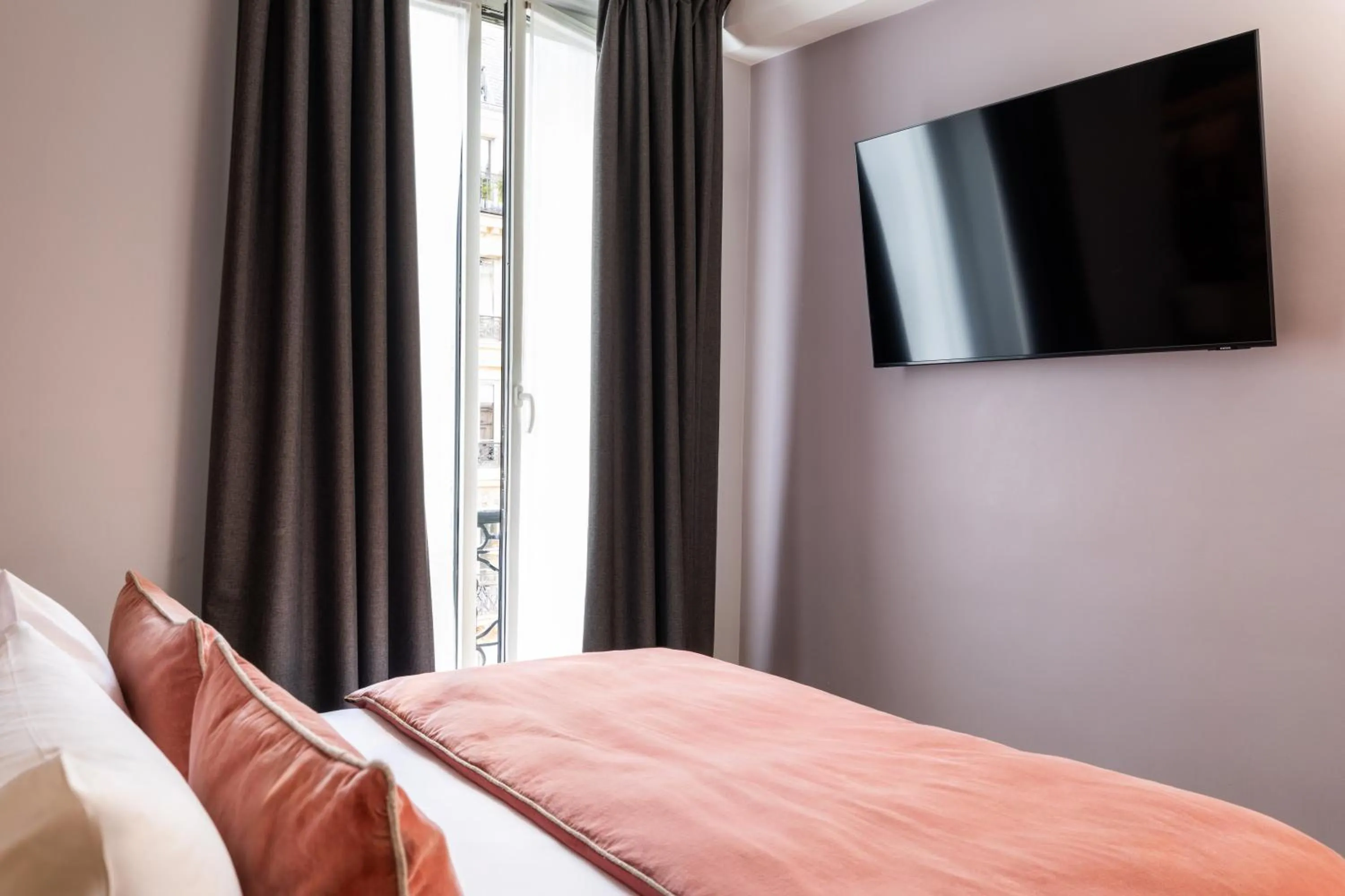 Bed in Midnight Hôtel Paris