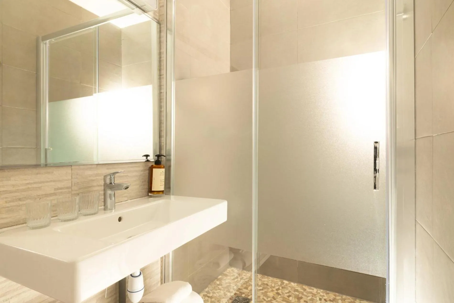 Shower in Midnight Hôtel Paris