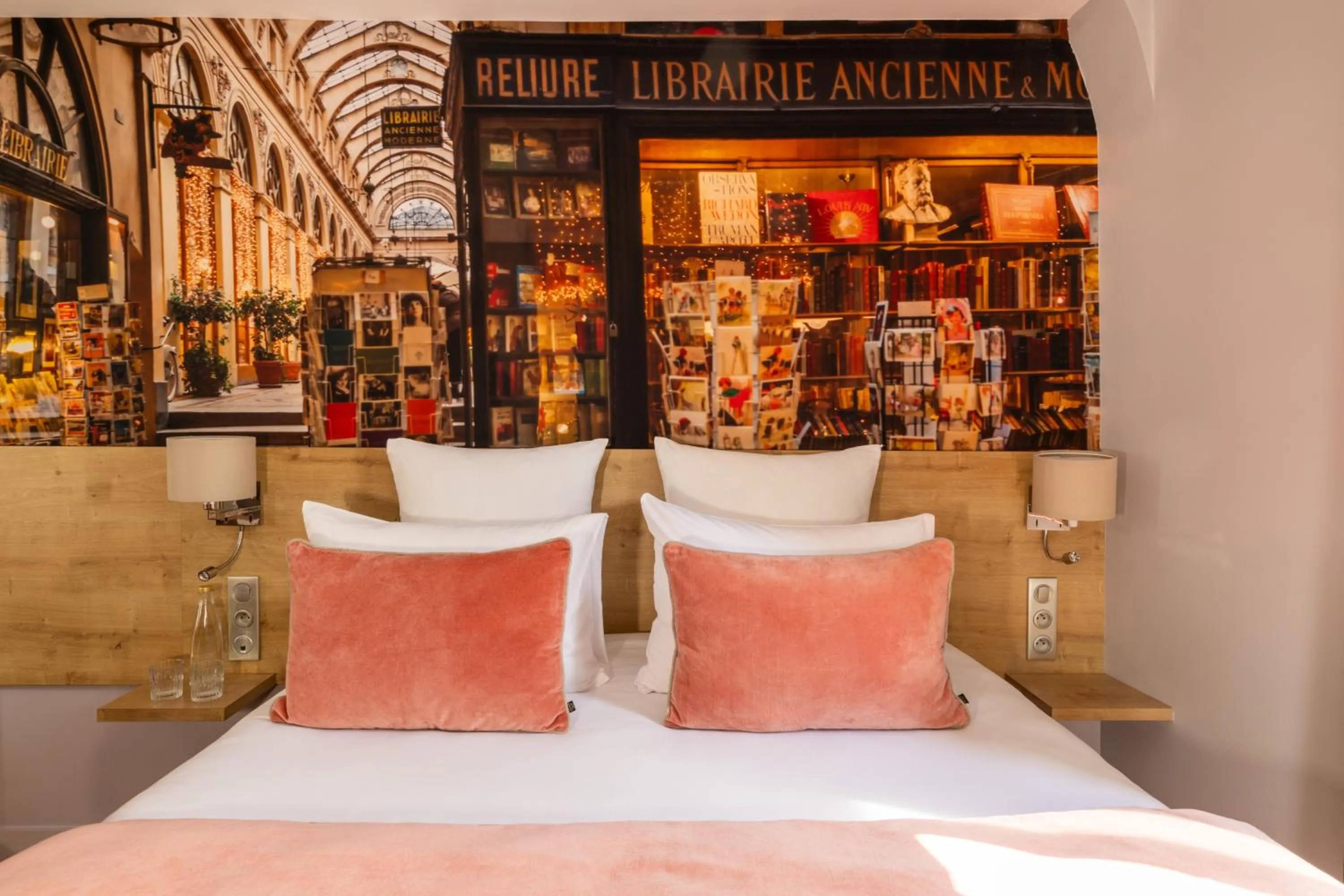 Bed in Midnight Hôtel Paris