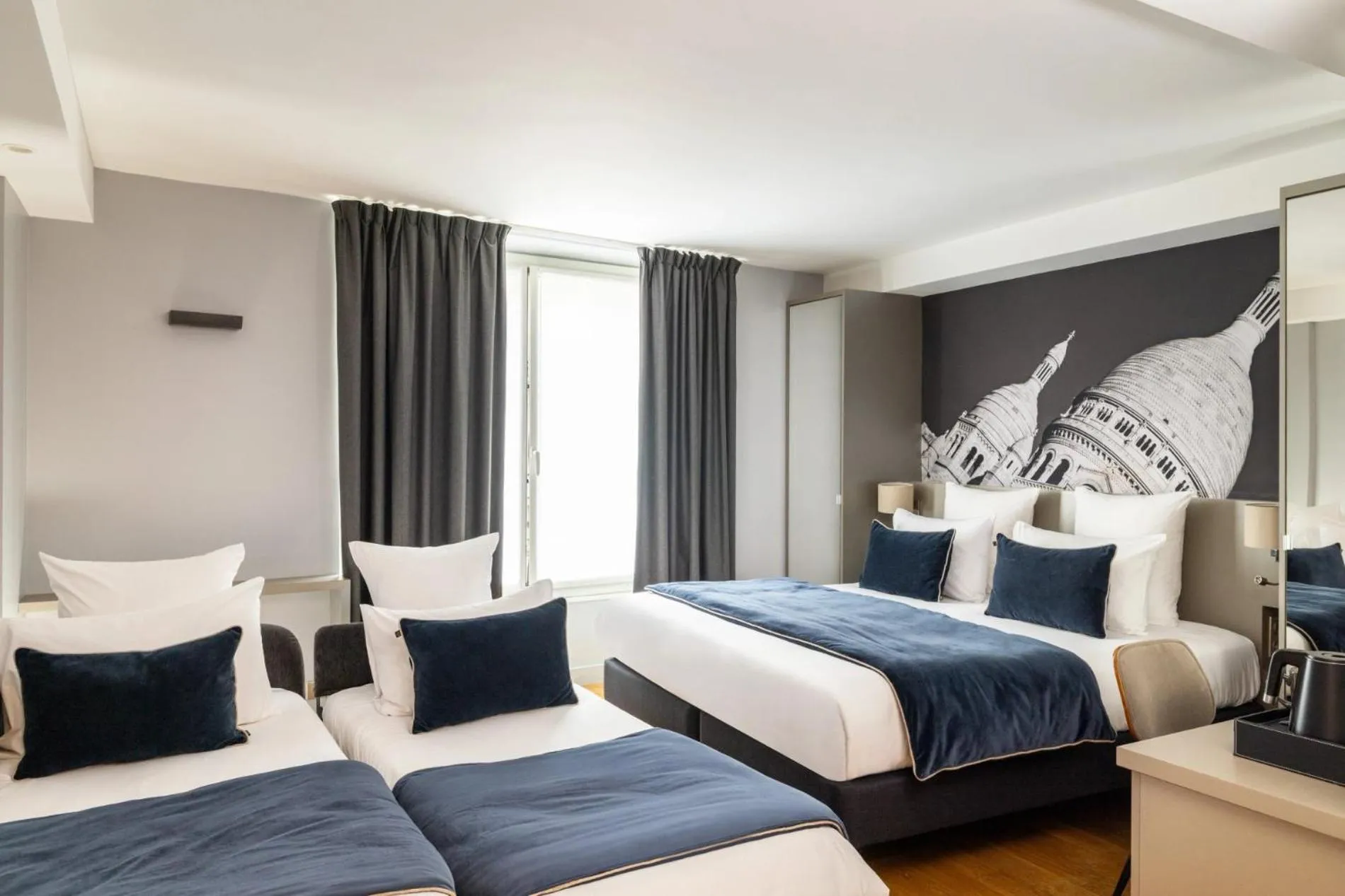 Bed in Midnight Hôtel Paris