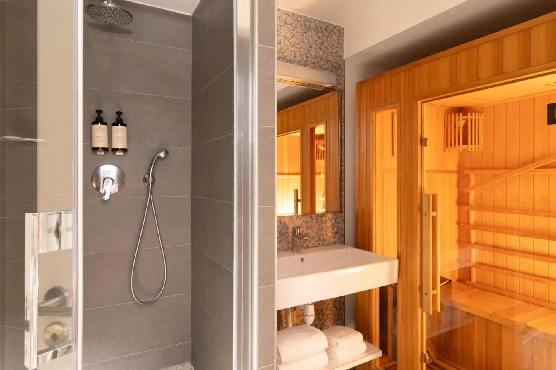 Shower in Midnight Hôtel Paris