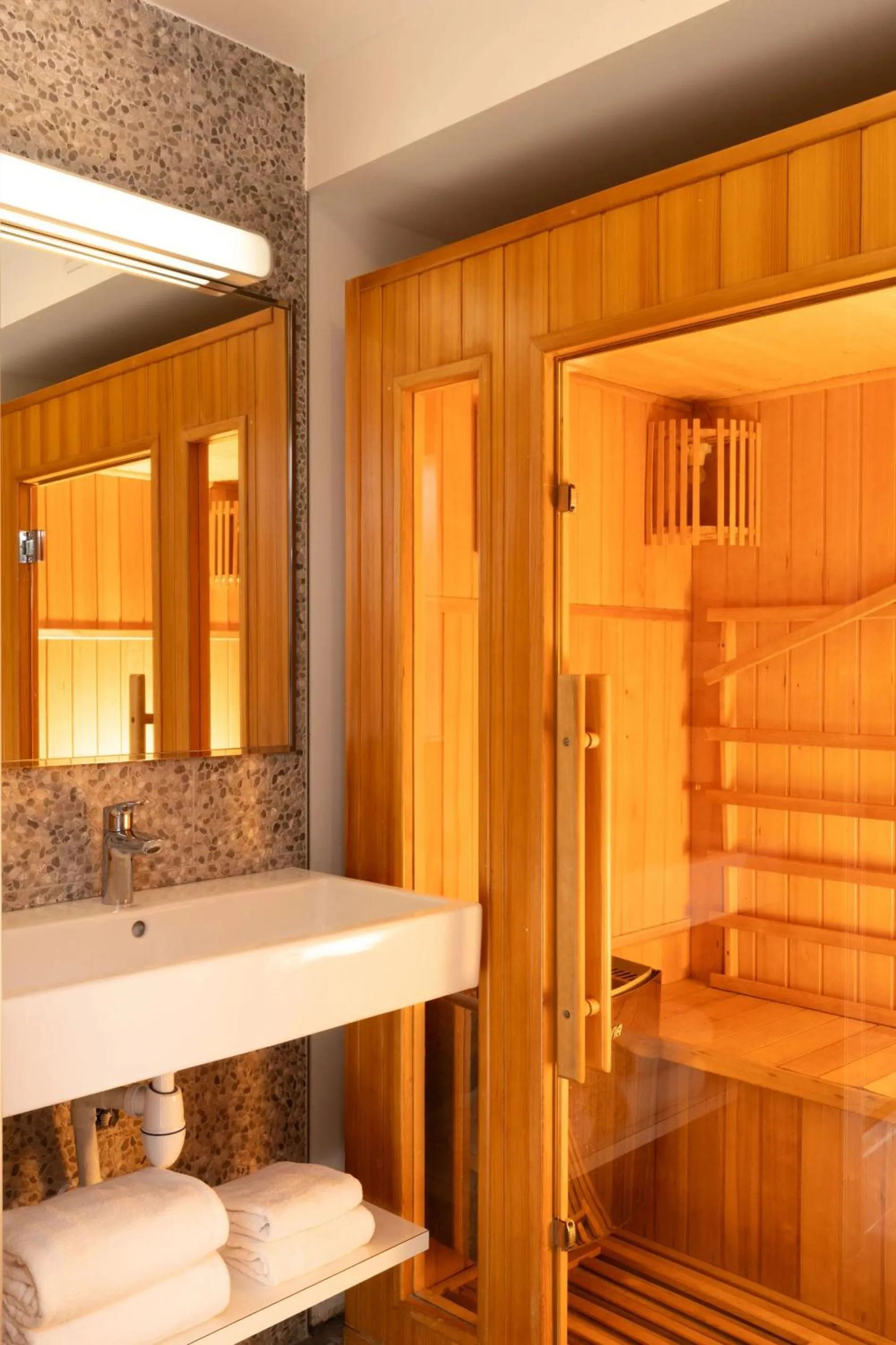 Sauna in Midnight Hôtel Paris
