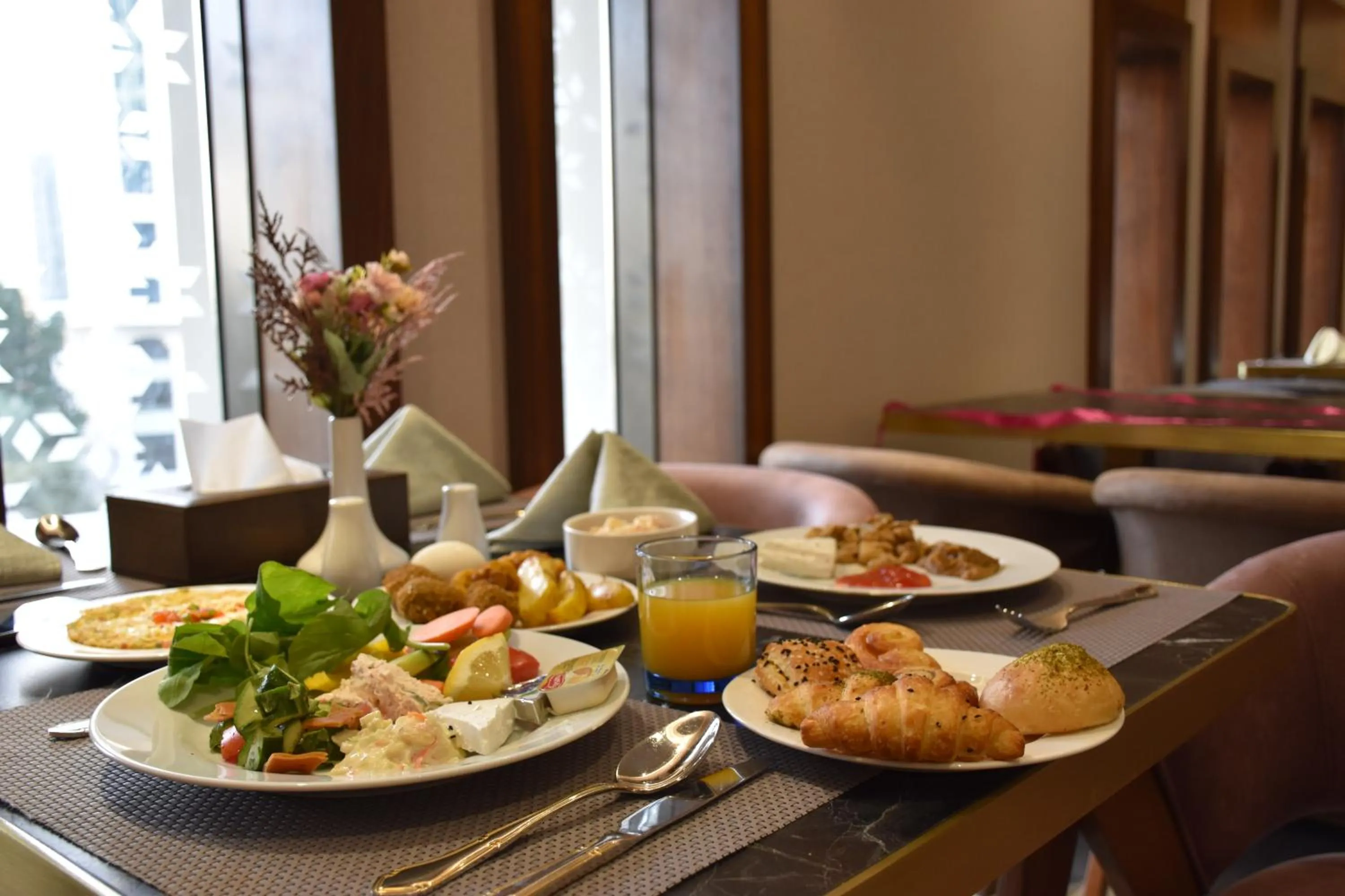 Food and drinks in Midan Hotel & Suites Al Aziziya