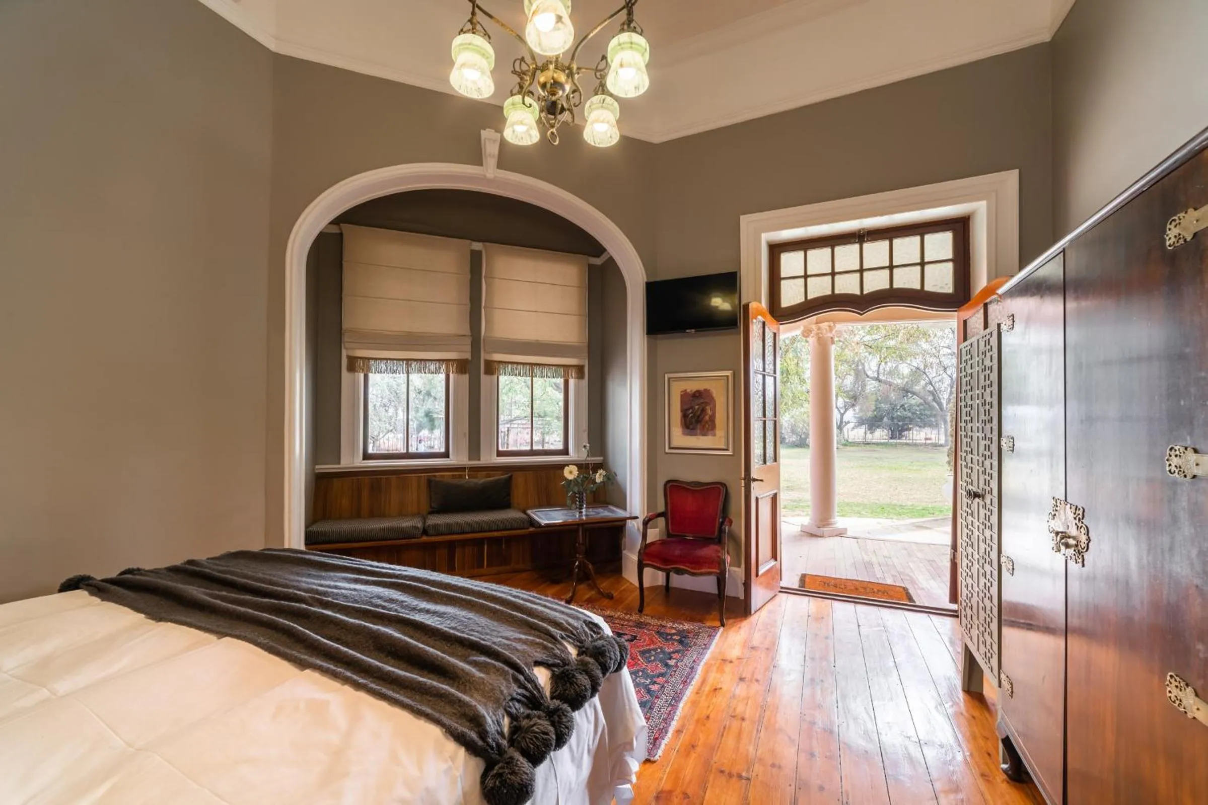 Bed in Welgeluk Feather Palace