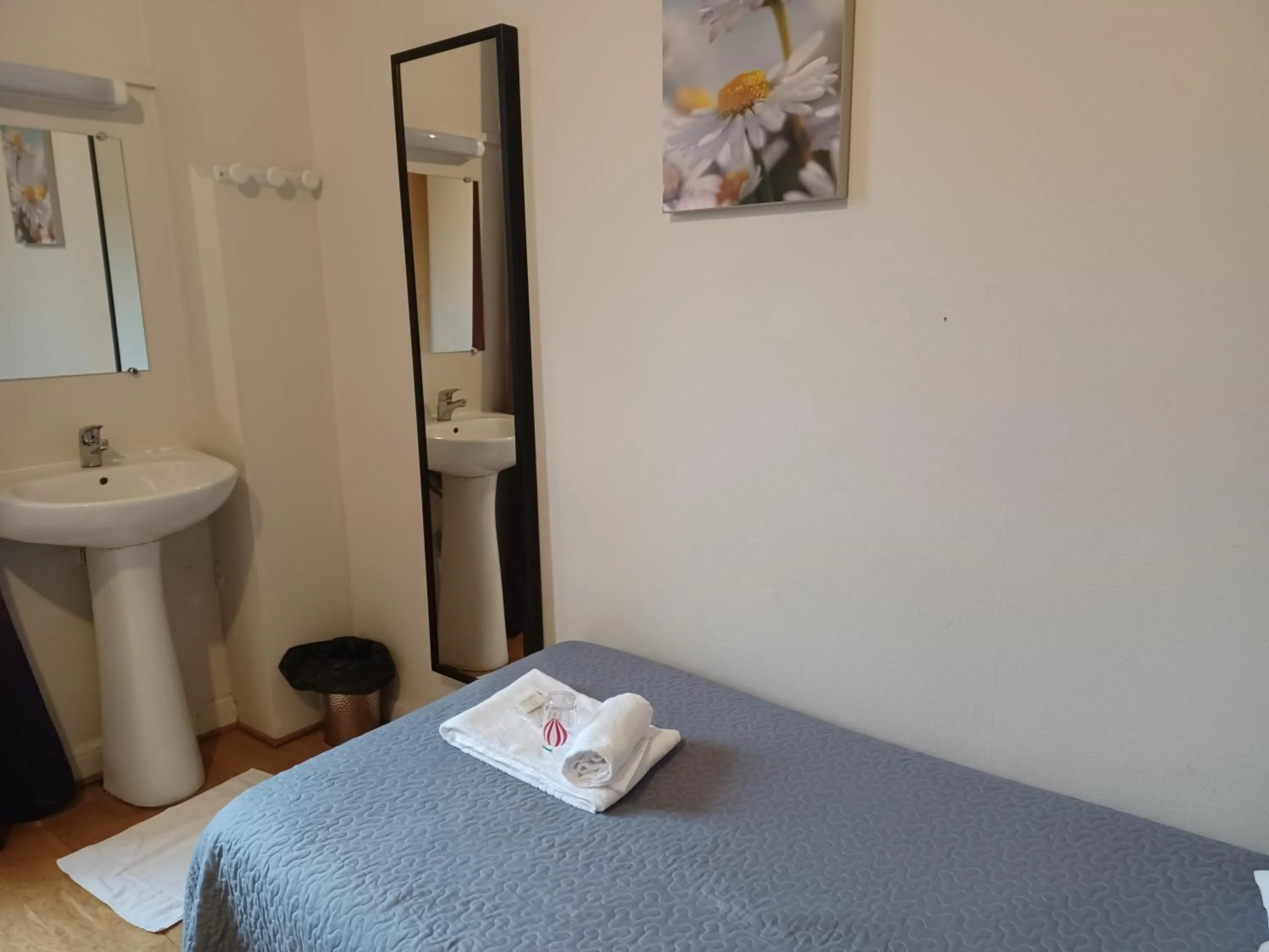 Bed in Hôtel Patricia - Strasbourg Hyper Centre