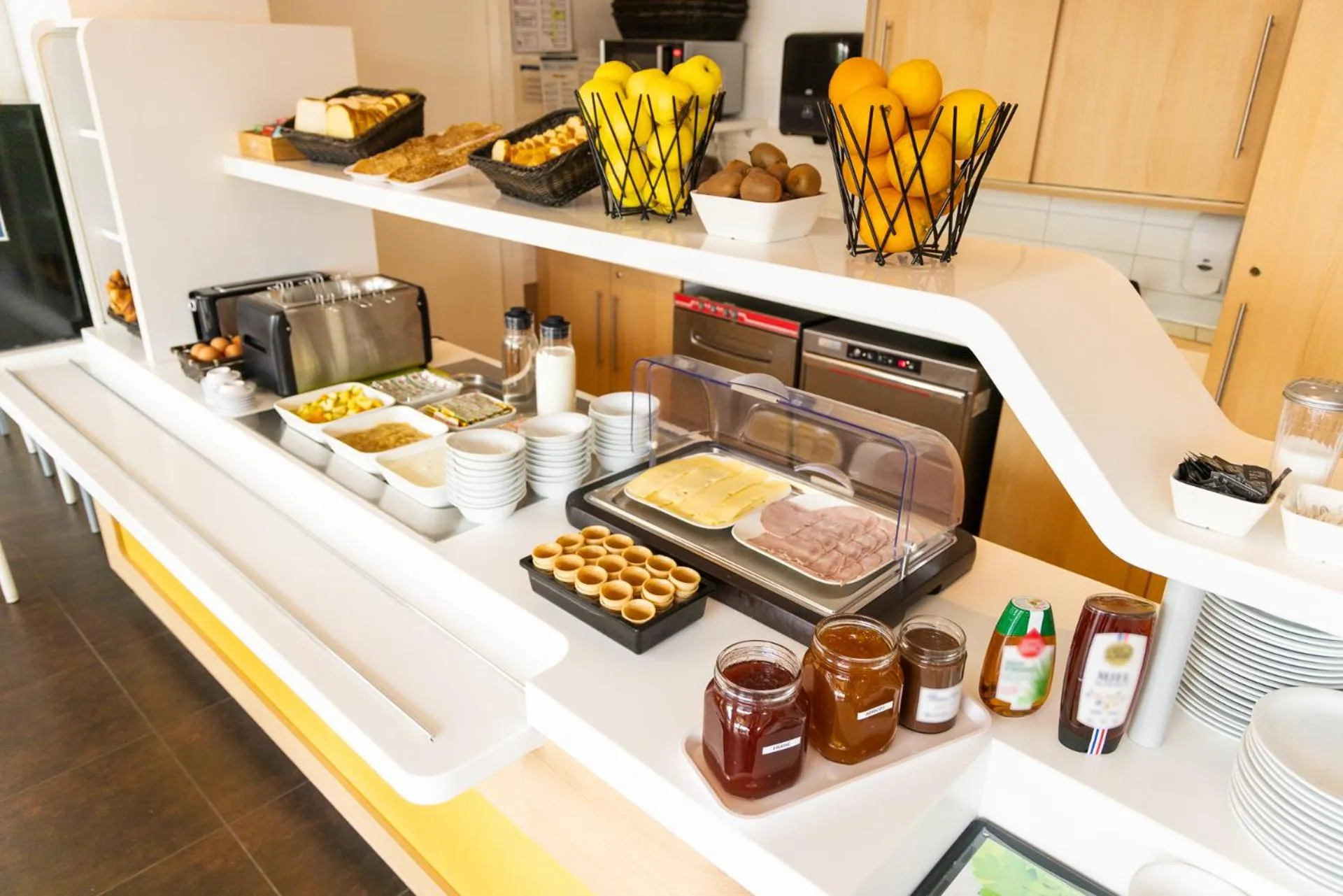 Food and drinks in ibis budget Tours Nord