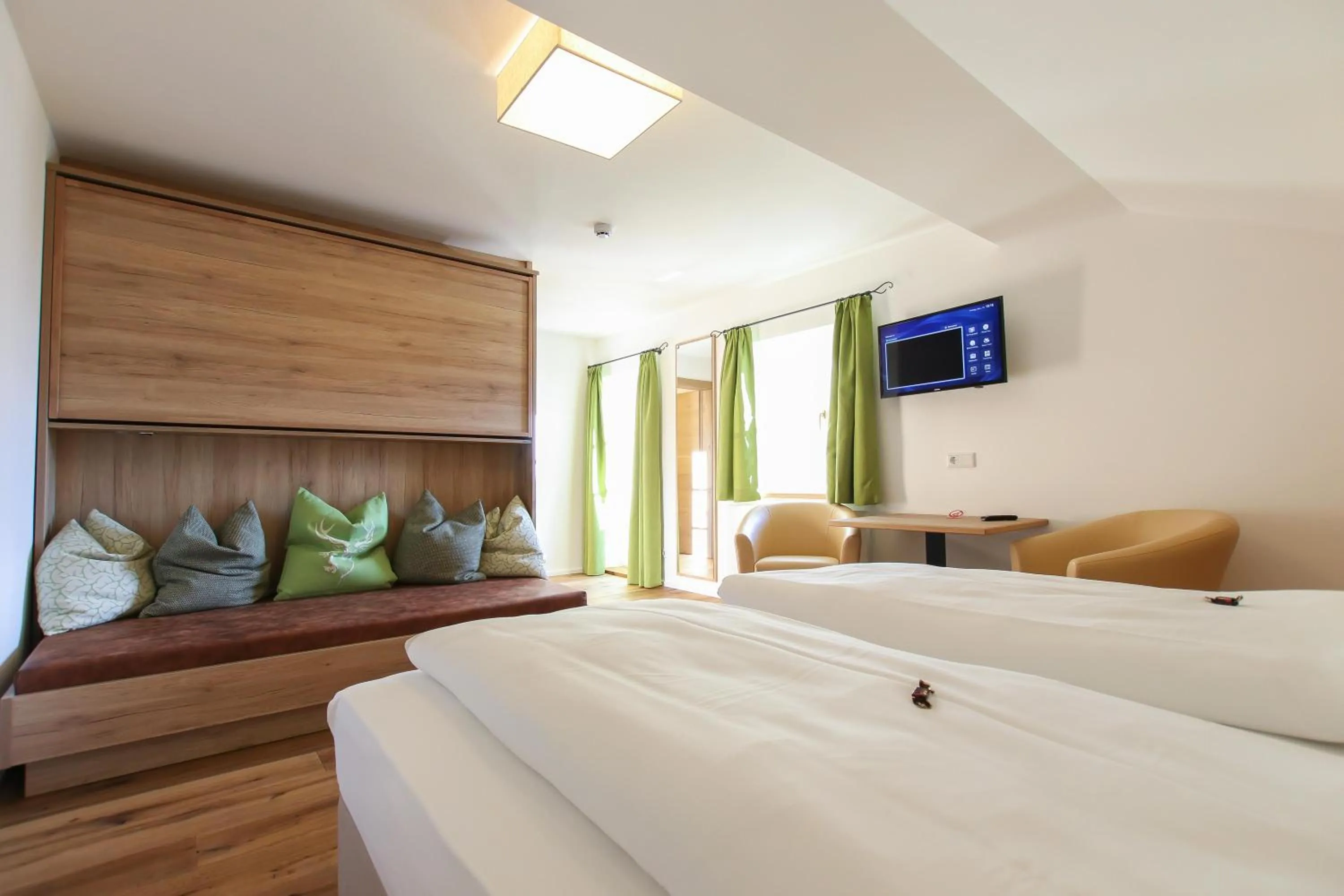 Photo of the whole room, Bed in Hotel - Wirts'haus "Zum Schweizer"