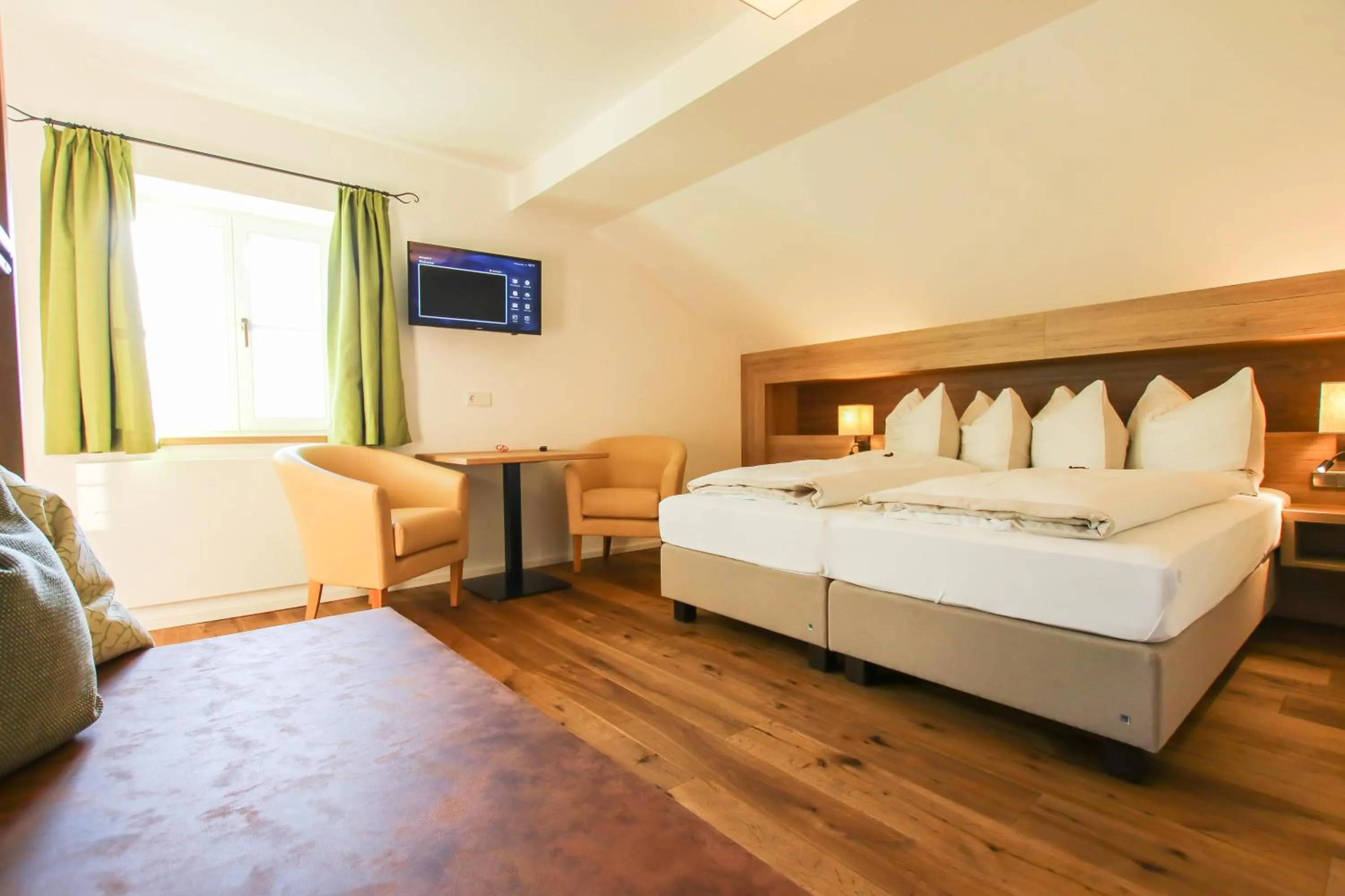 Photo of the whole room, Bed in Hotel - Wirts'haus "Zum Schweizer"