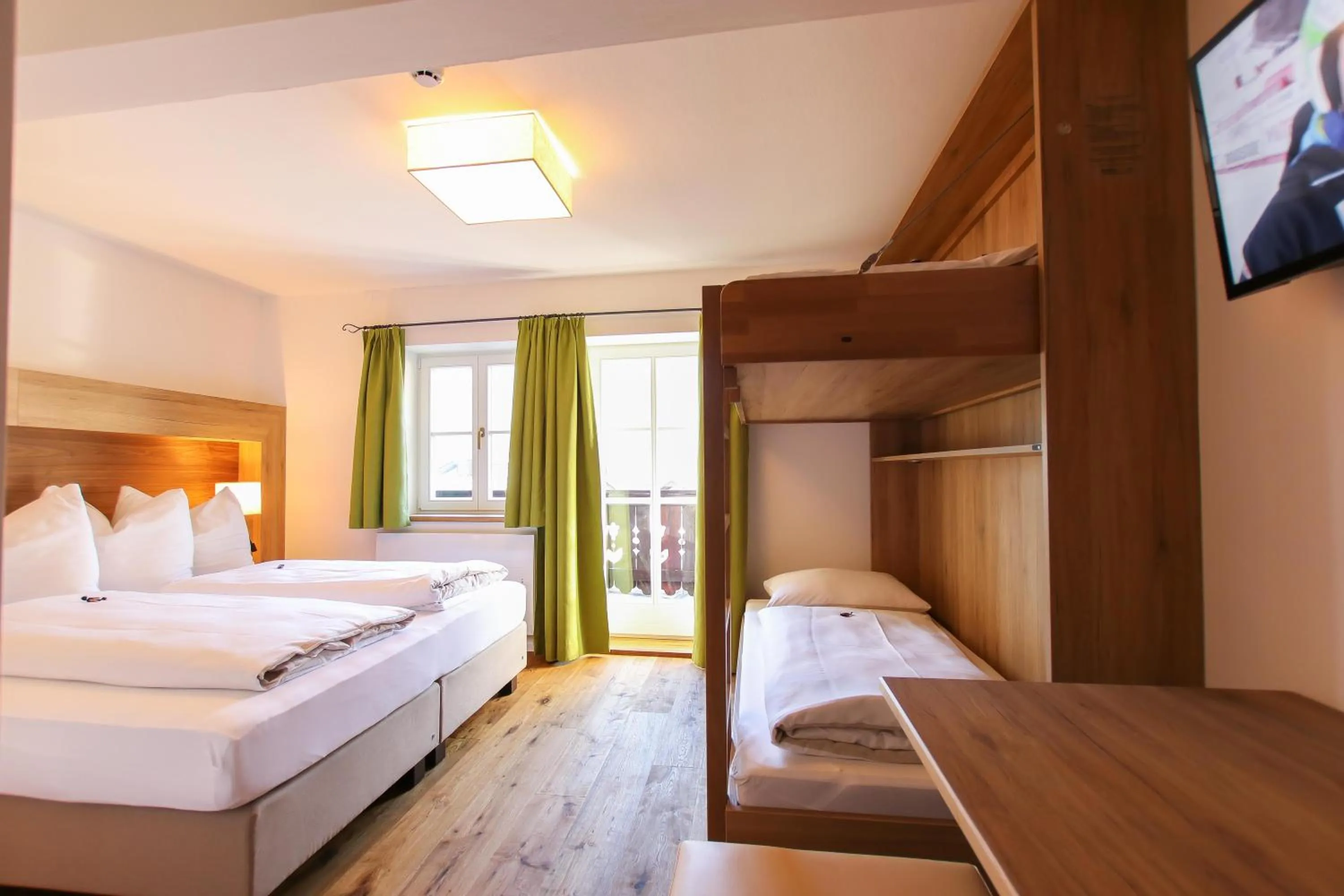 Photo of the whole room, Bed in Hotel - Wirts'haus "Zum Schweizer"