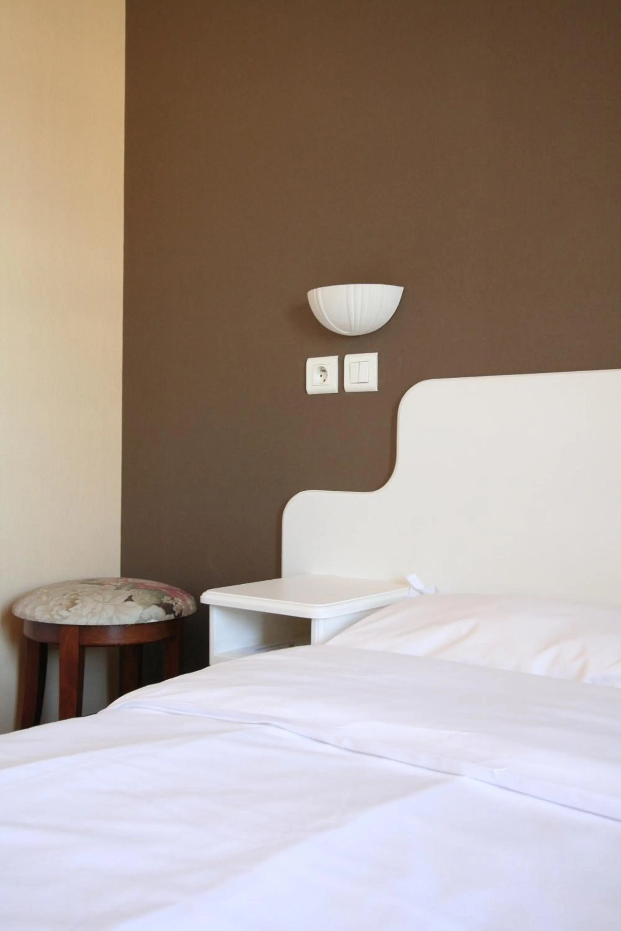 Bedroom, Bed in Hotel De France