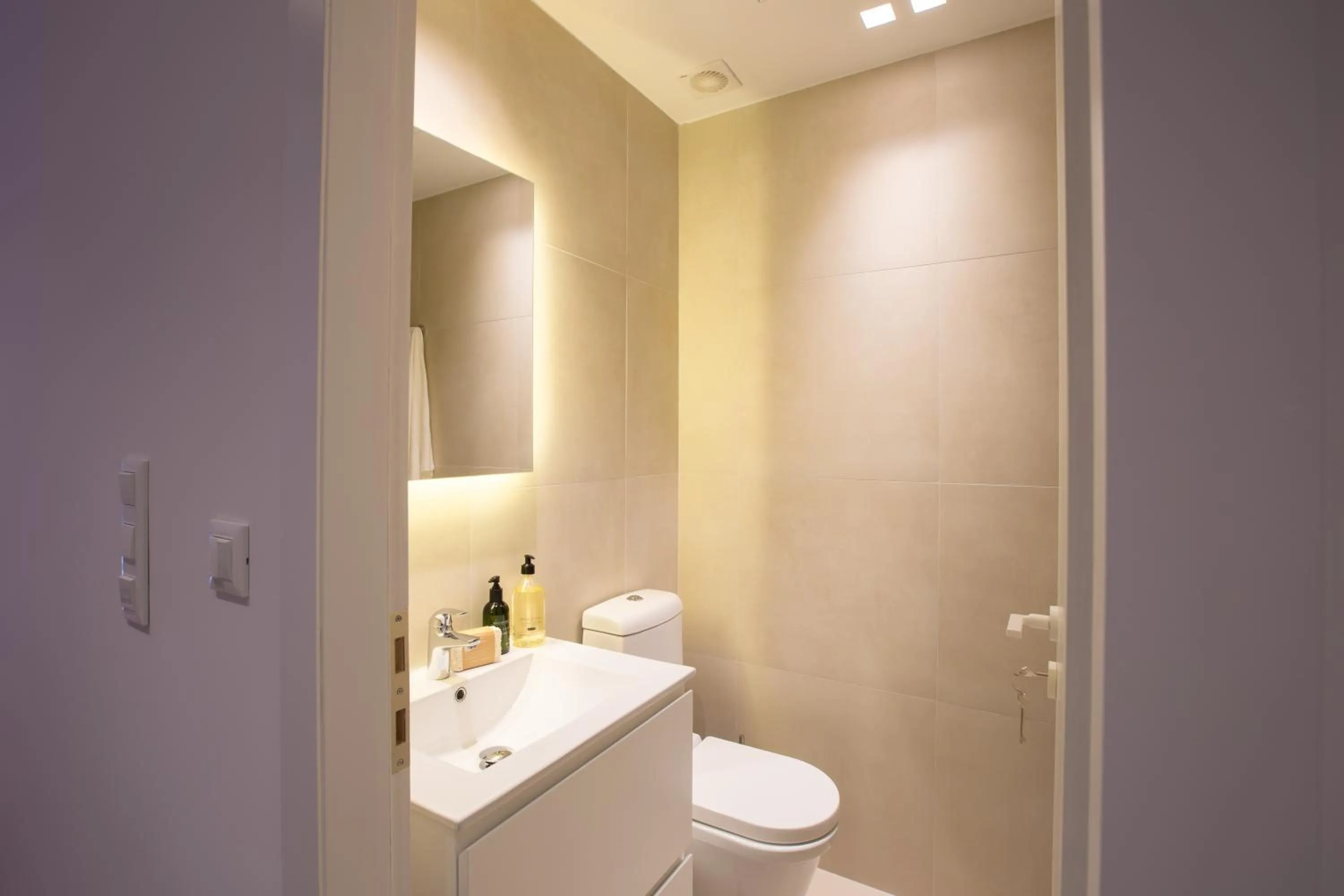 Toilet in Phaedrus Living: City Centre Luxury Flat Mavromichali