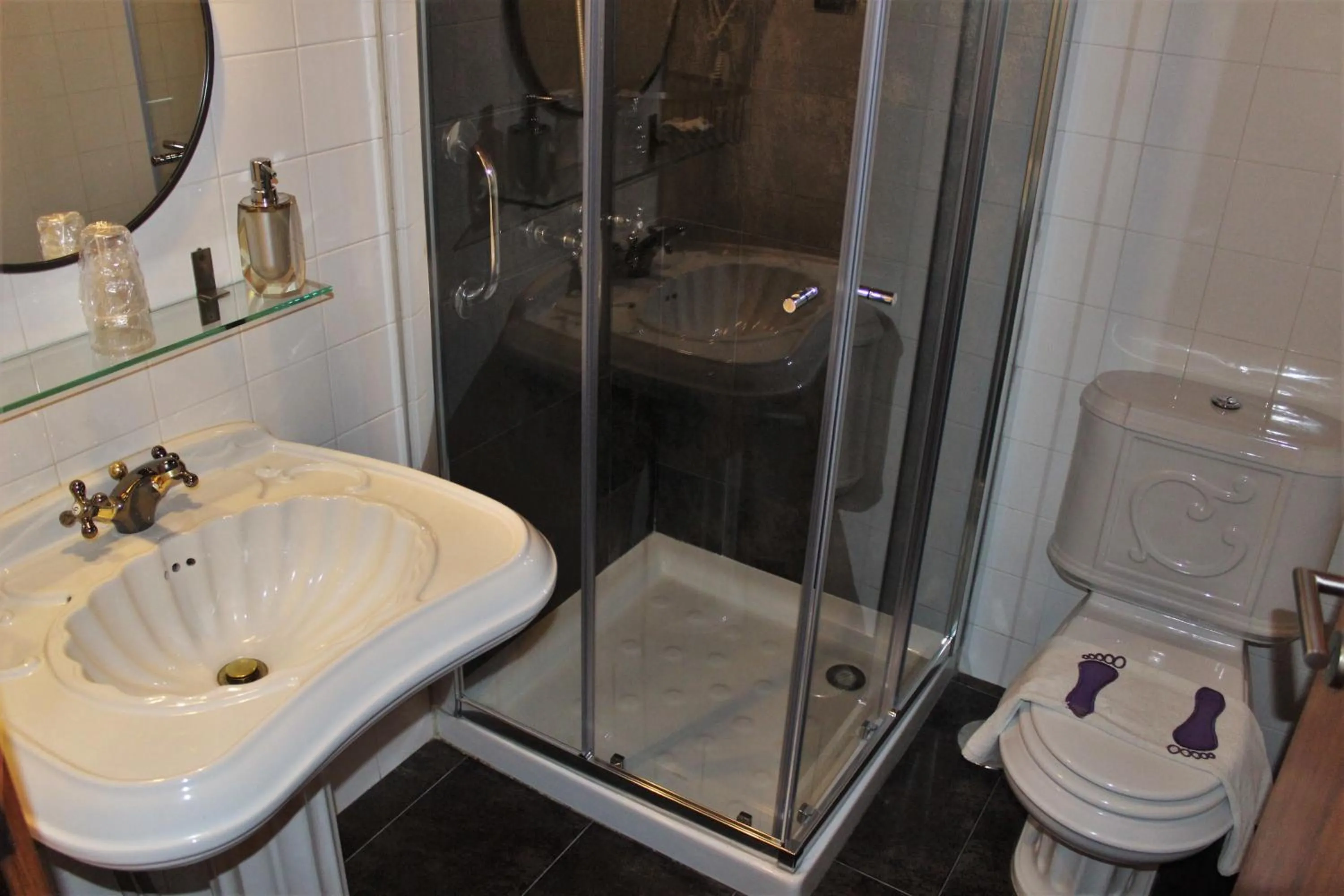 Toilet in Quintinha D`Arga